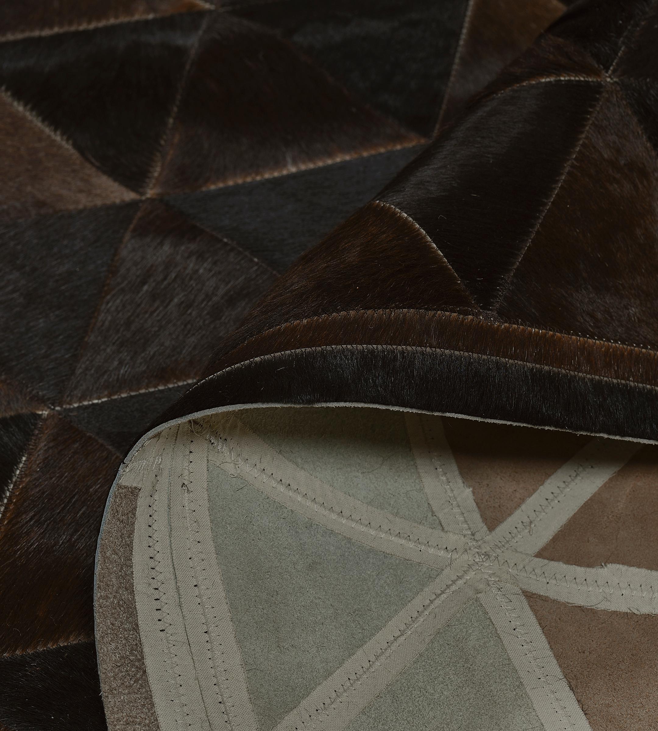Tapis en peau de vache à motif pyramidal, cousu main, Brown en vente 4