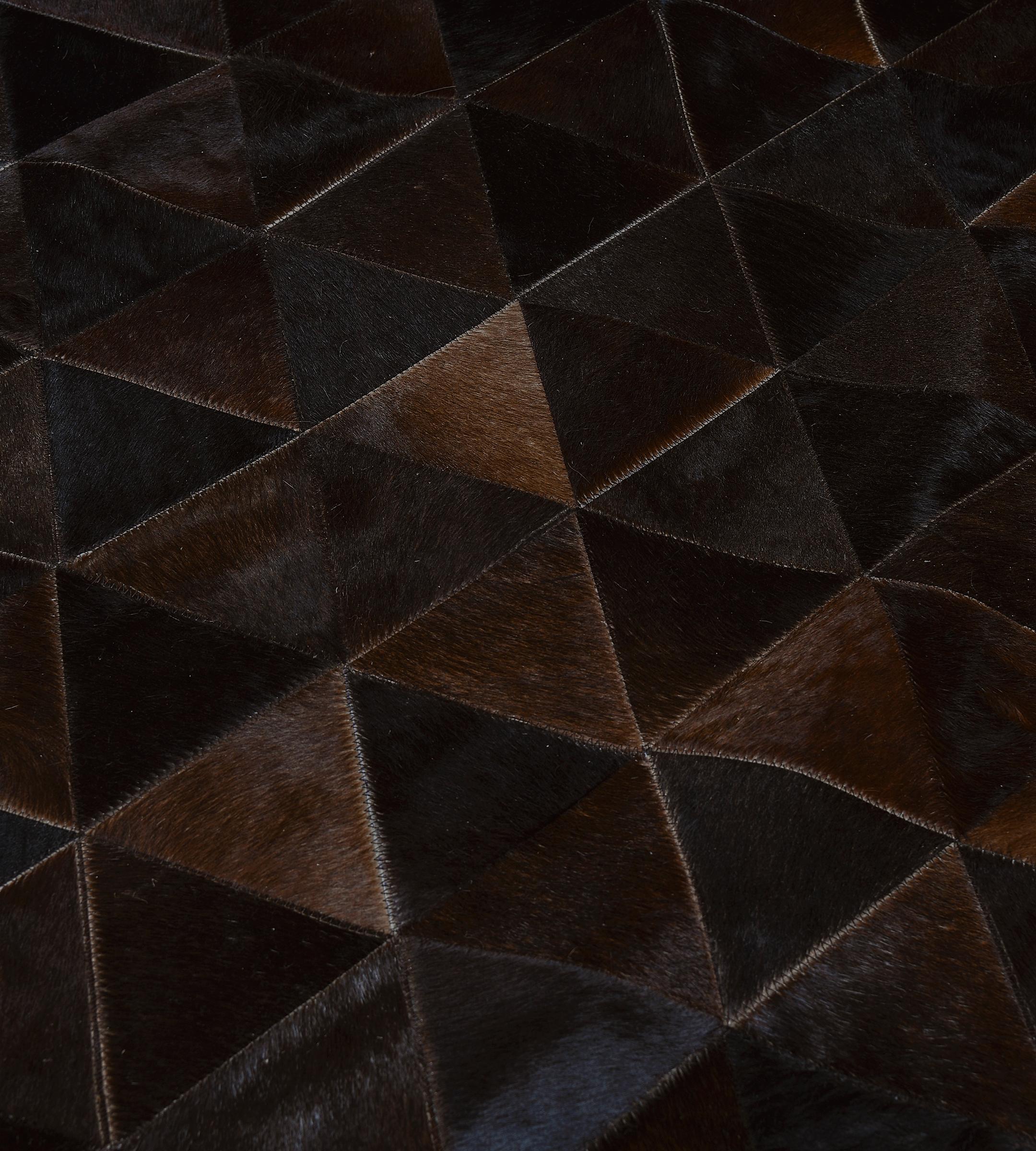 Fait main Tapis en peau de vache à motif pyramidal, cousu main, Brown en vente