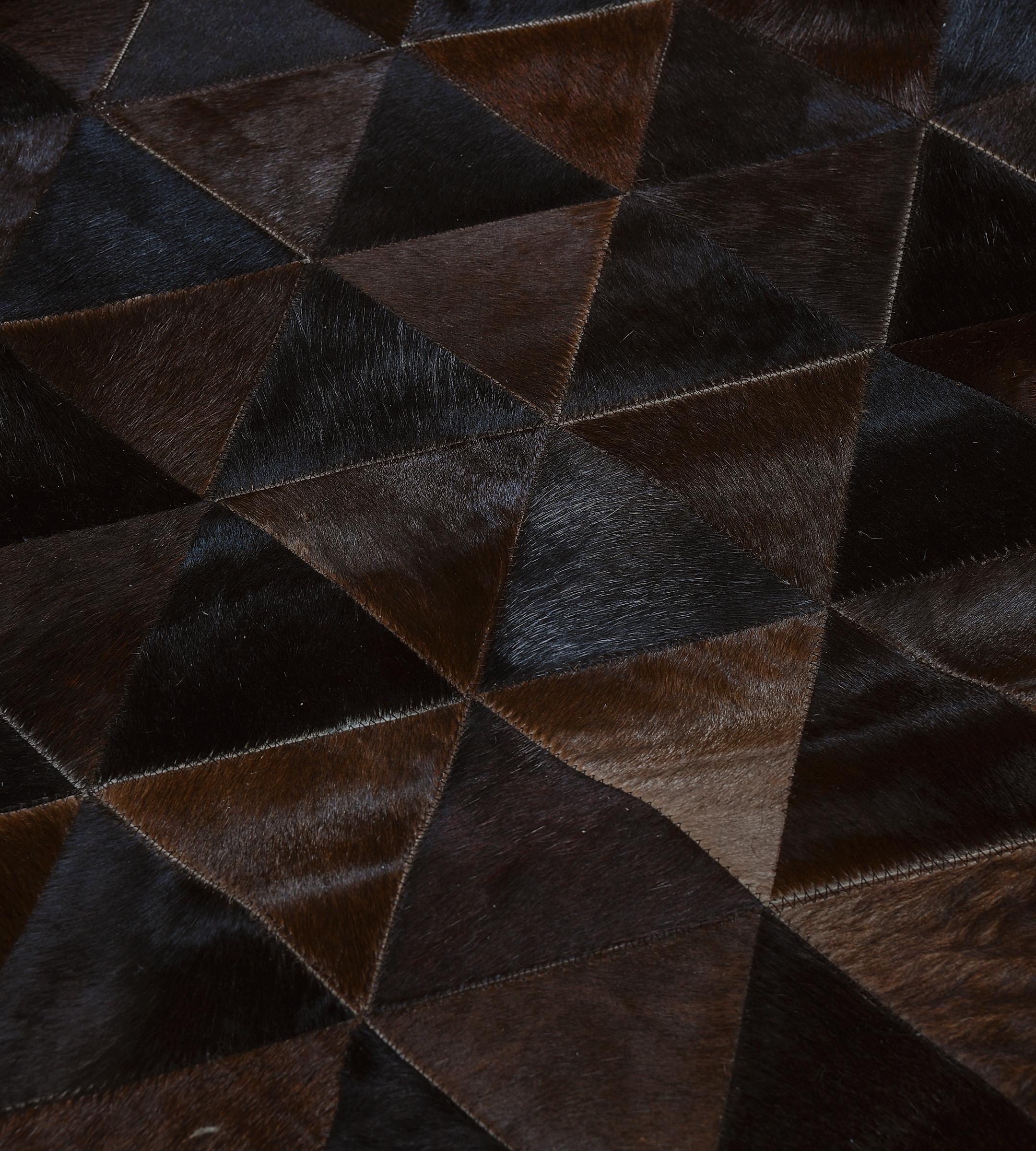 Tapis en peau de vache à motif pyramidal, cousu main, Brown Excellent état - En vente à West Hollywood, CA