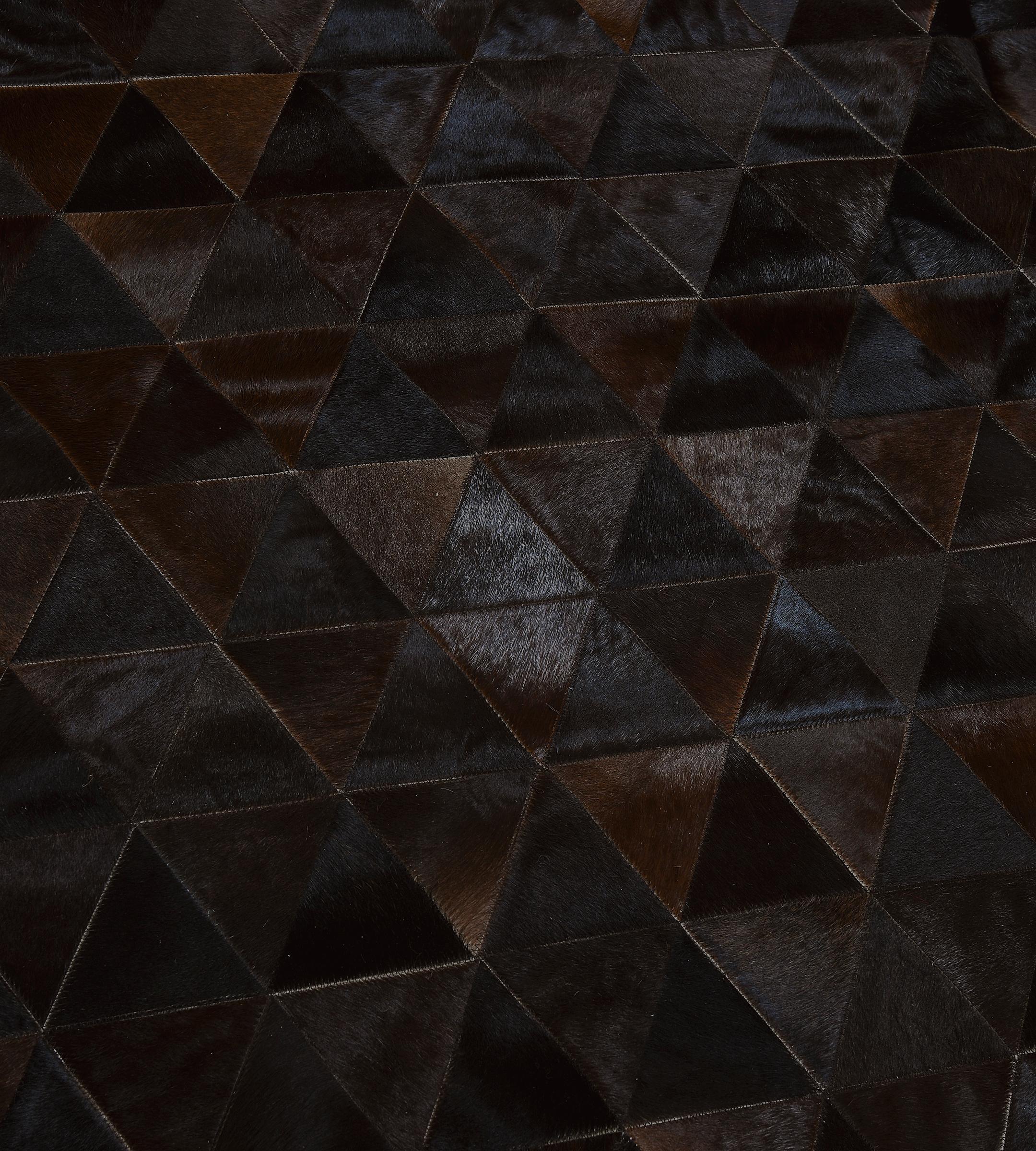 XXIe siècle et contemporain Tapis en peau de vache à motif pyramidal, cousu main, Brown en vente