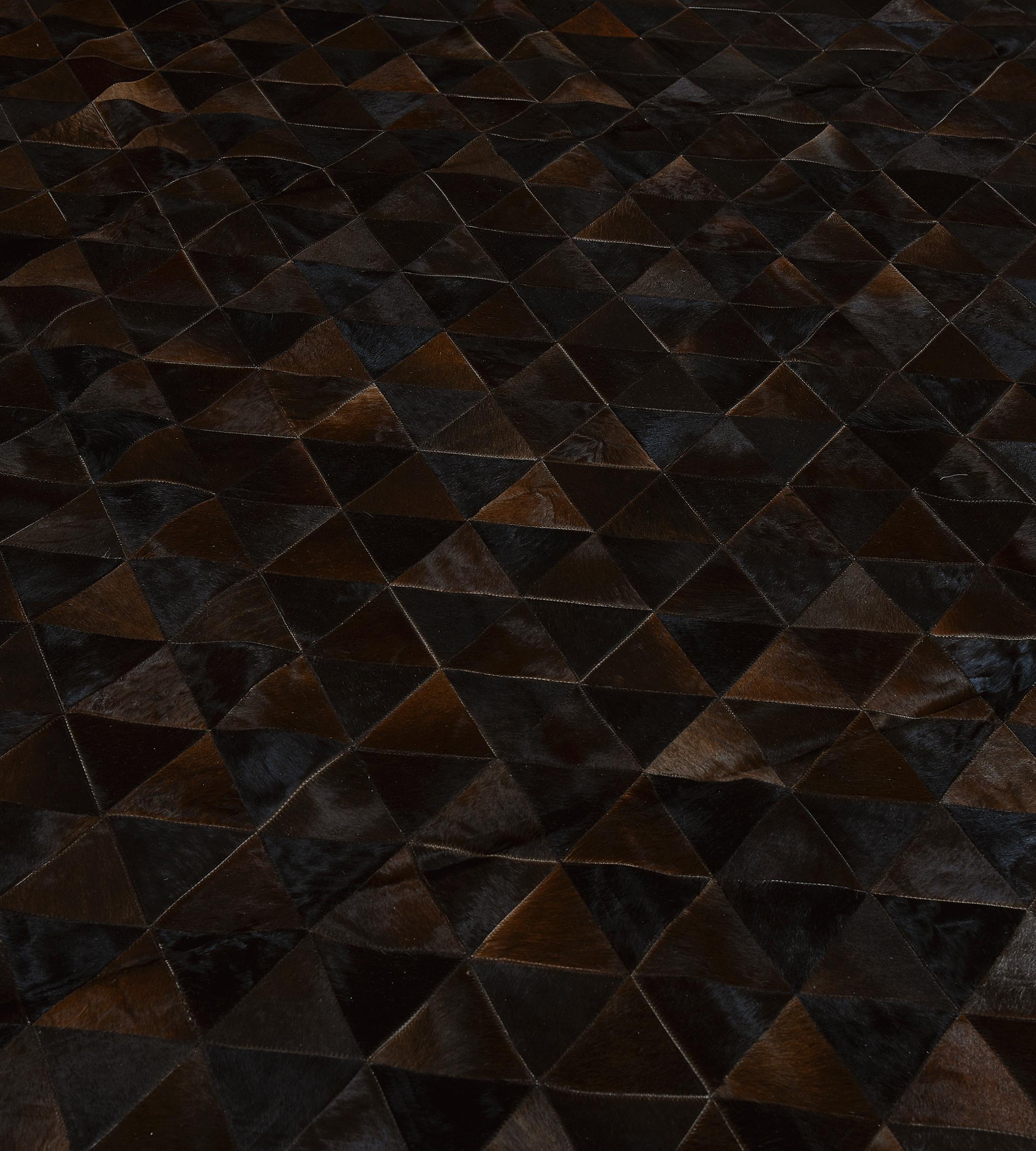 Peau d'animal Tapis en peau de vache à motif pyramidal, cousu main, Brown en vente