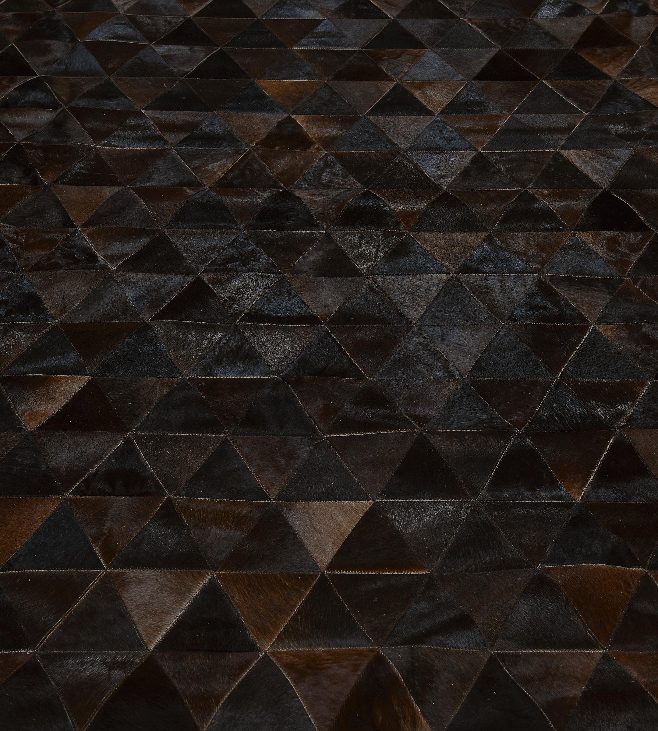 Tapis en peau de vache à motif pyramidal, cousu main, Brown en vente 2