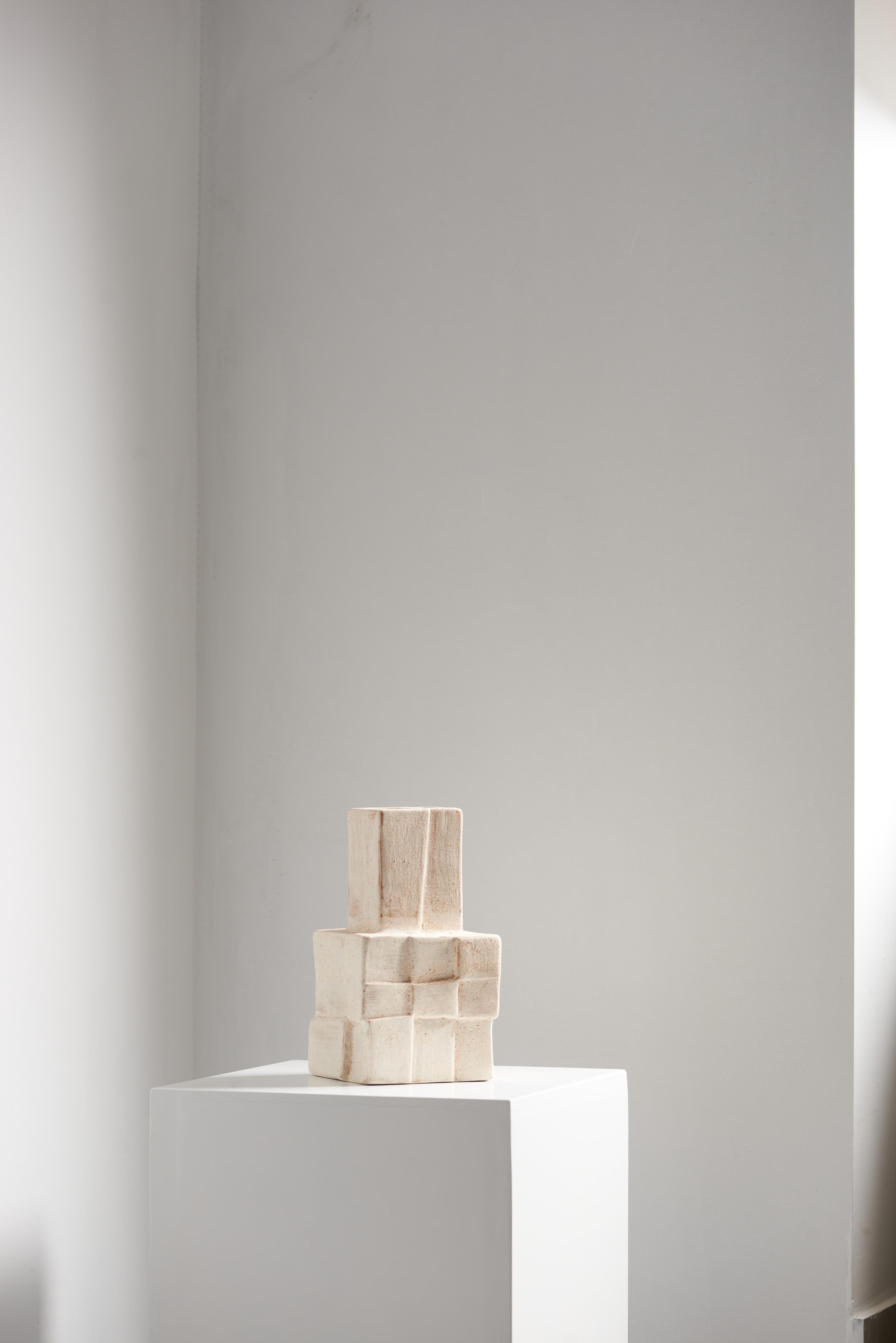 XXIe siècle et contemporain Vase cubique en céramique Handcraft Brown avec texture brûlée dans les tons de la terre en vente