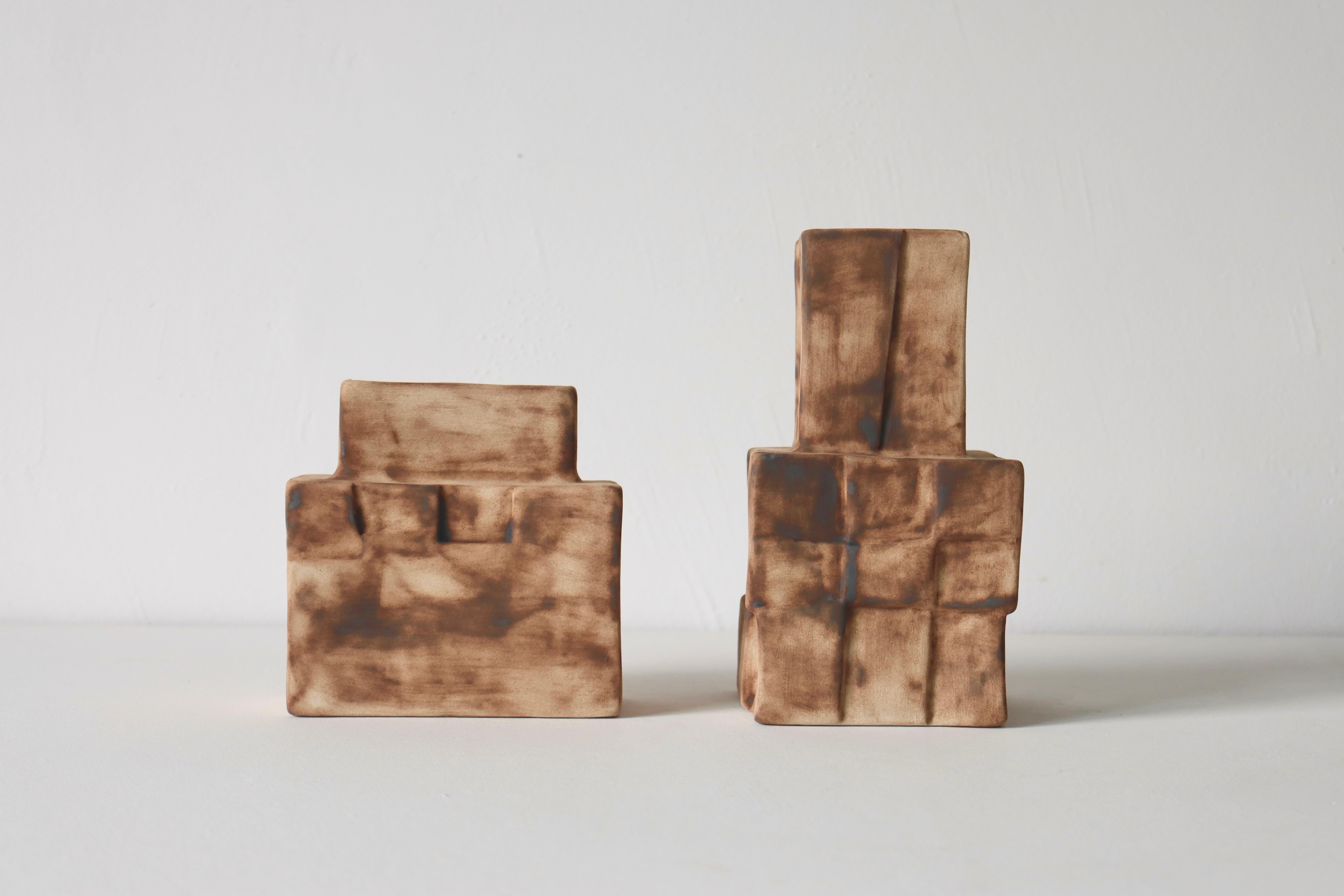 XXIe siècle et contemporain Vase rectangulaire en céramique Handcraft Brown avec texture brûlée dans les tons de la terre en vente