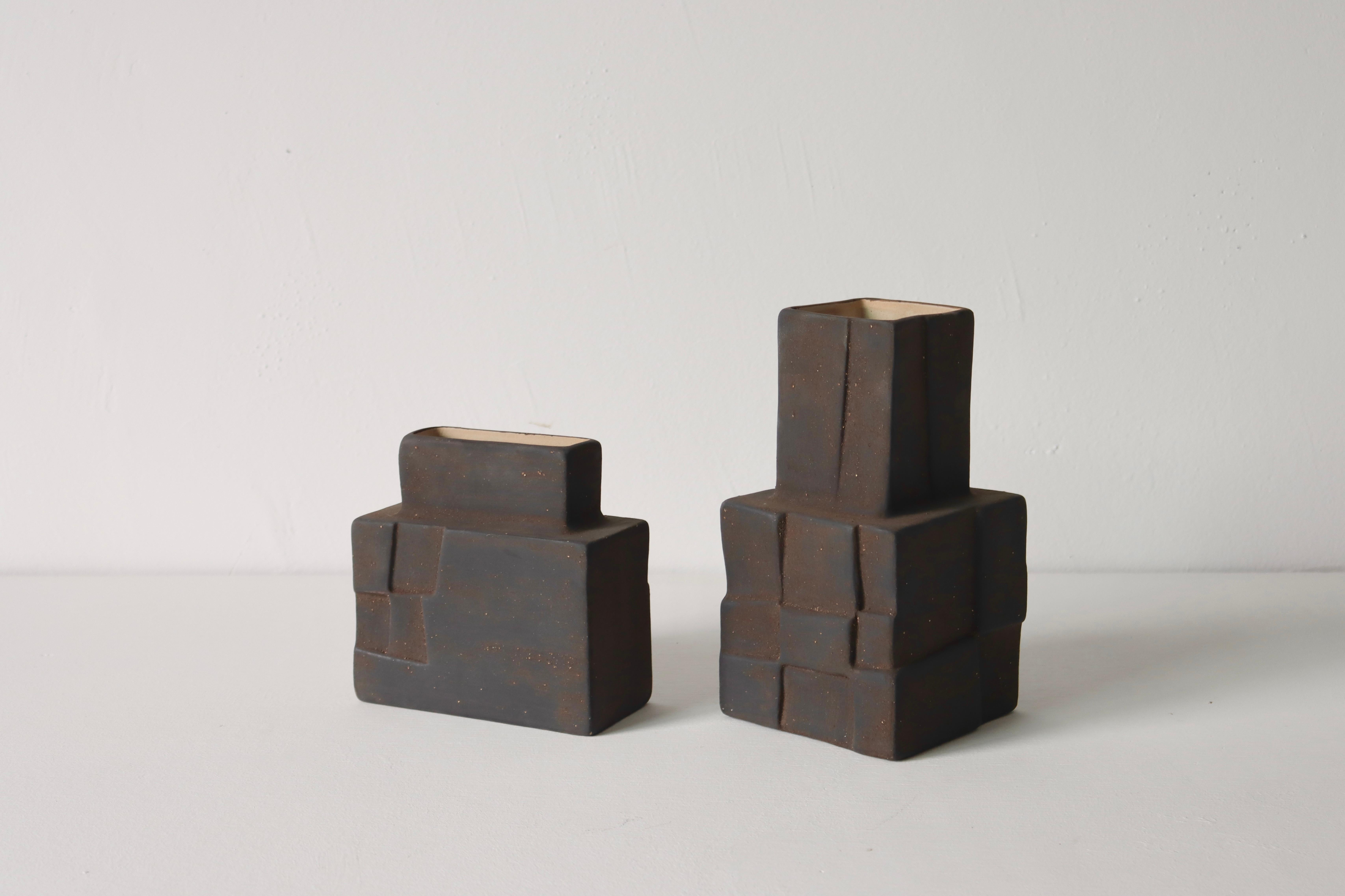Céramique Vase rectangulaire en céramique Handcraft Brown avec texture brûlée dans les tons de la terre en vente