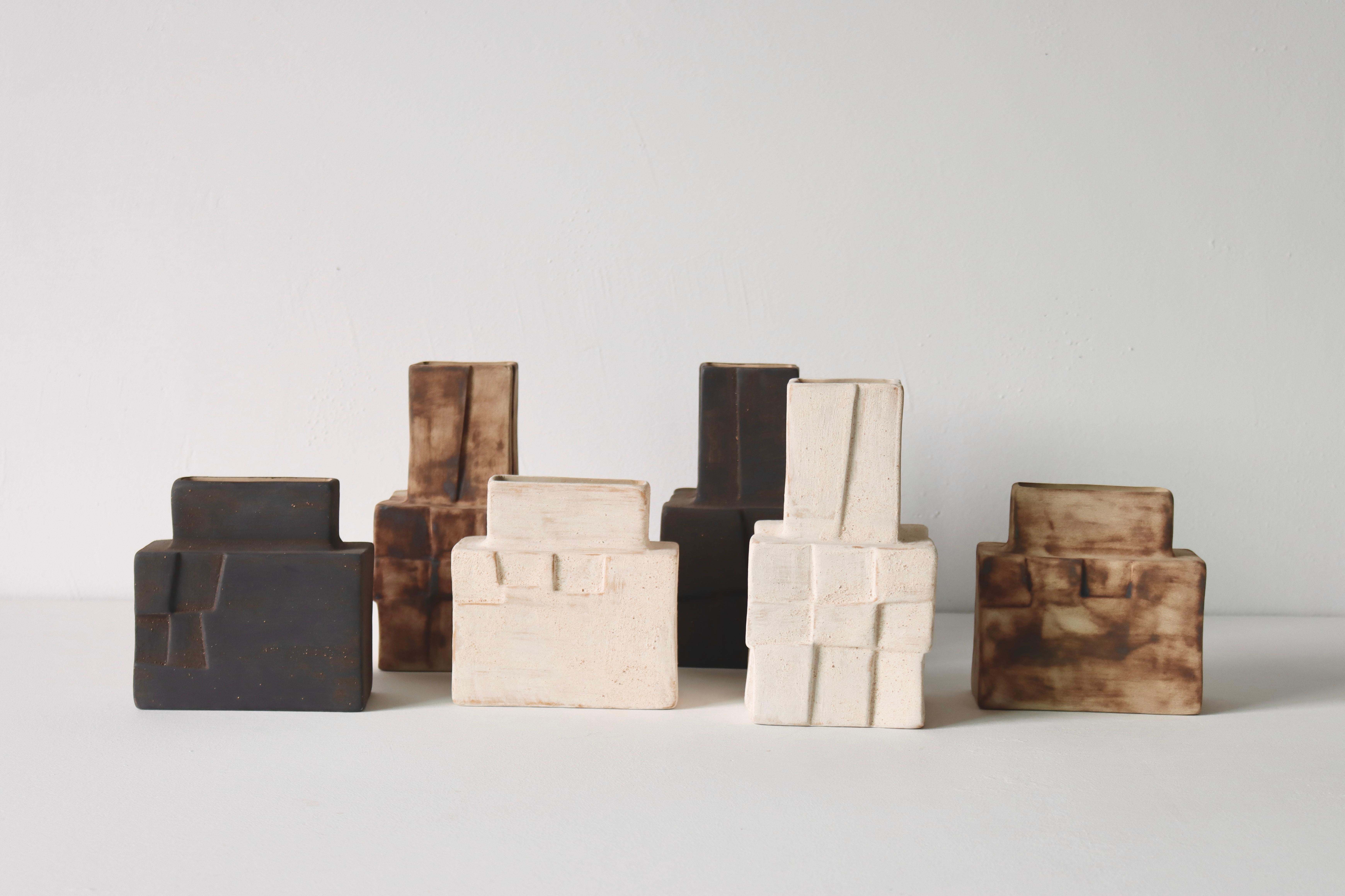 Vase rectangulaire en céramique Handcraft Brown avec texture brûlée dans les tons de la terre en vente 2