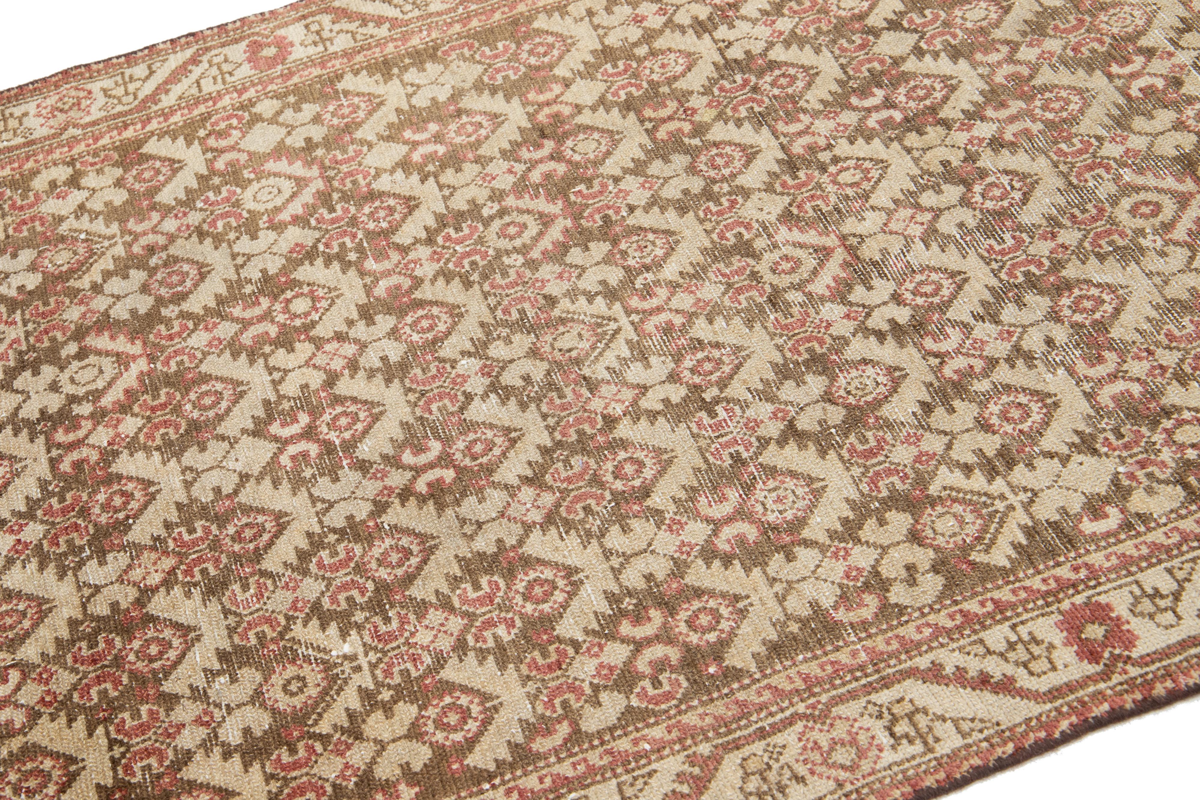 Brauner handgefertigter persischer Malayer-Wollteppich mit Allover-Muster (Handgeknüpft) im Angebot