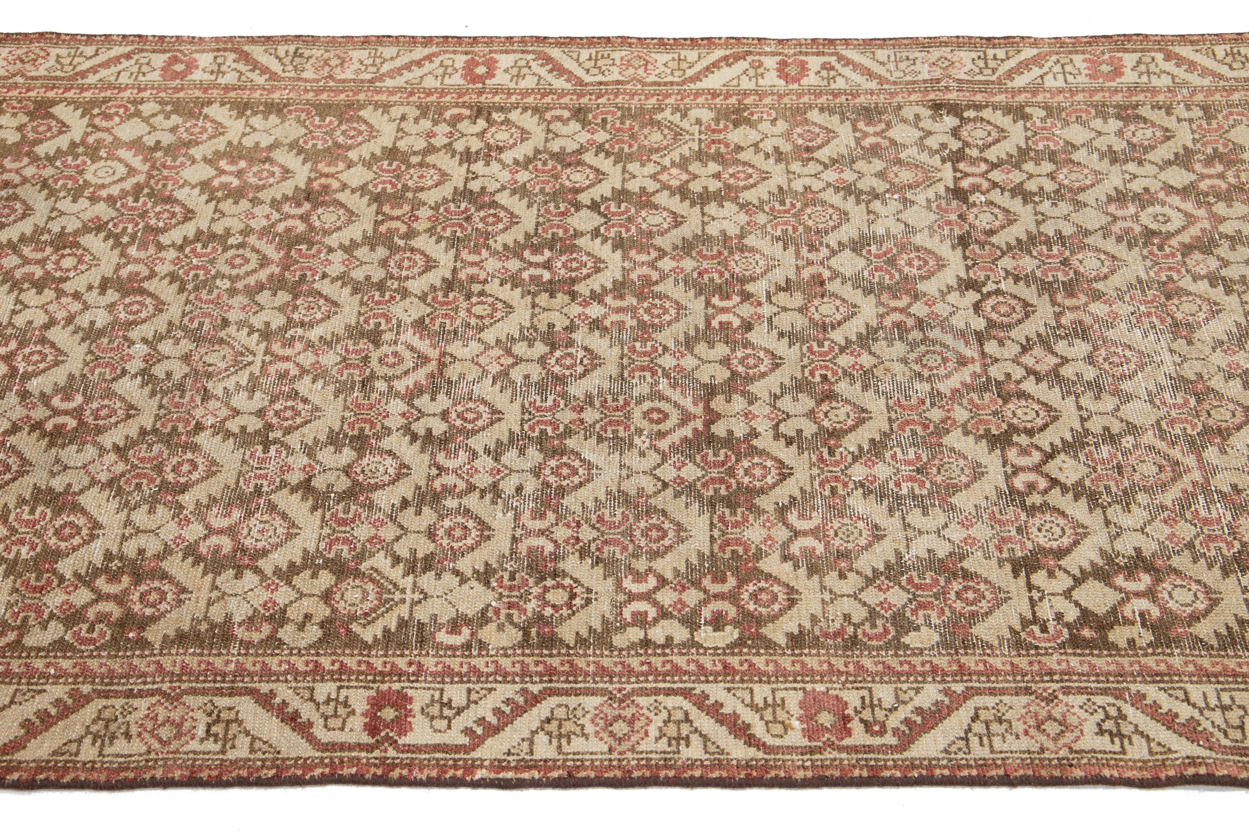 Brauner handgefertigter persischer Malayer-Wollteppich mit Allover-Muster (Frühes 20. Jahrhundert) im Angebot