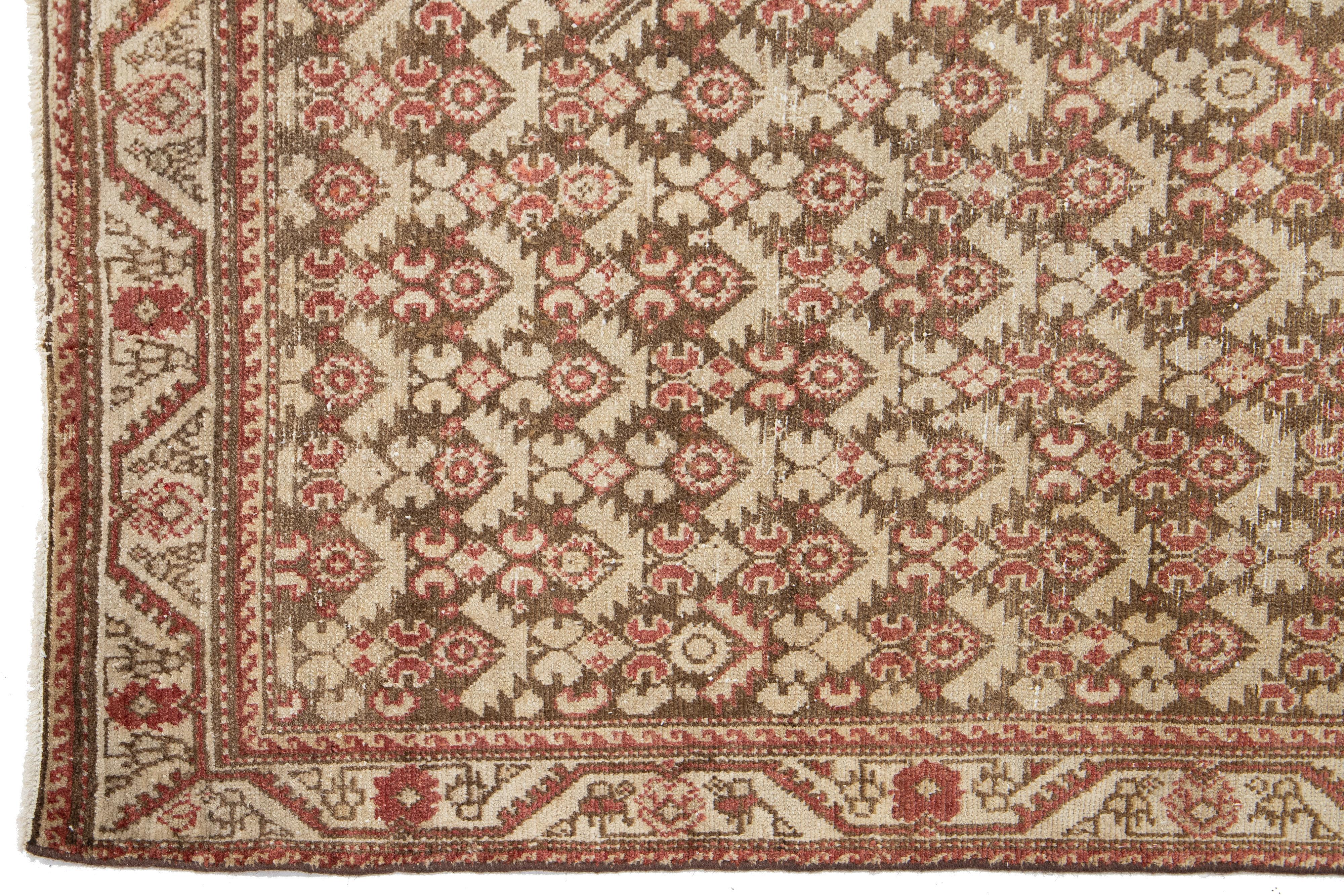 Brauner handgefertigter persischer Malayer-Wollteppich mit Allover-Muster (Wolle) im Angebot