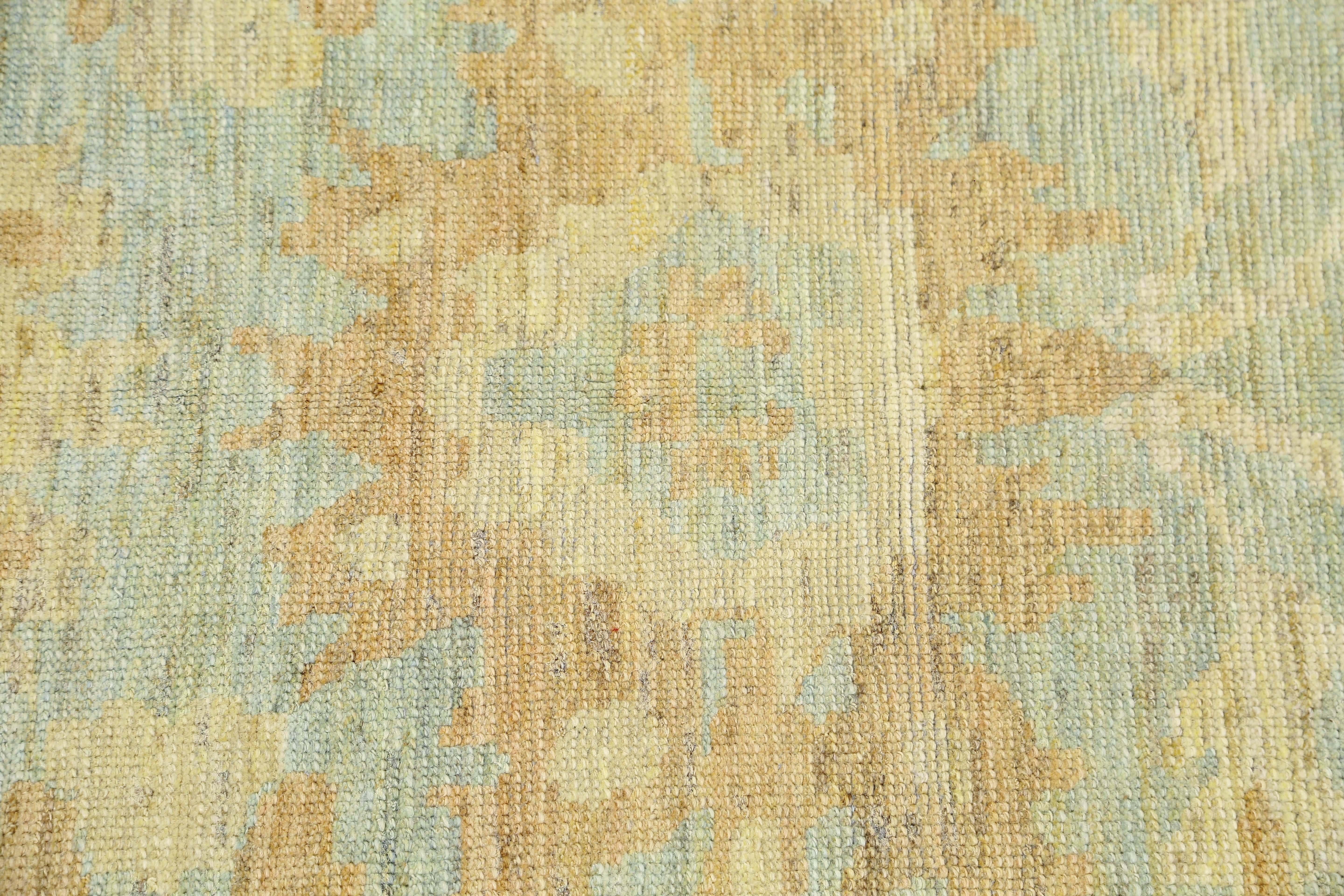 Voici notre exquis tapis turc Sultanabad, fait à la main, mesurant 5'1'' x 6'7''. Ce magnifique tapis présente un riche fond marron avec de délicats accents bleu clair, créant un contraste étonnant qui ne manquera pas d'embellir n'importe quel