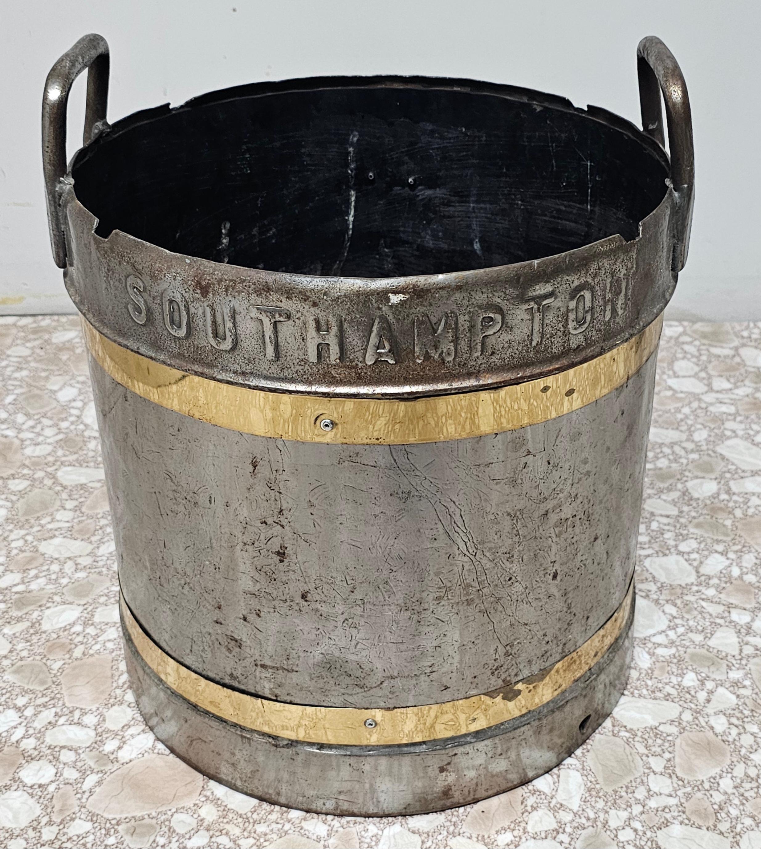 Un seau à lait ancien, probablement de By, utilisé pour la traite manuelle des vaches. 
En acier avec bandes et poignées en laiton. Utilisé pour la collecte du lait cru. Utilisé tardivement comme seau à carburant, il sert aujourd'hui principalement
