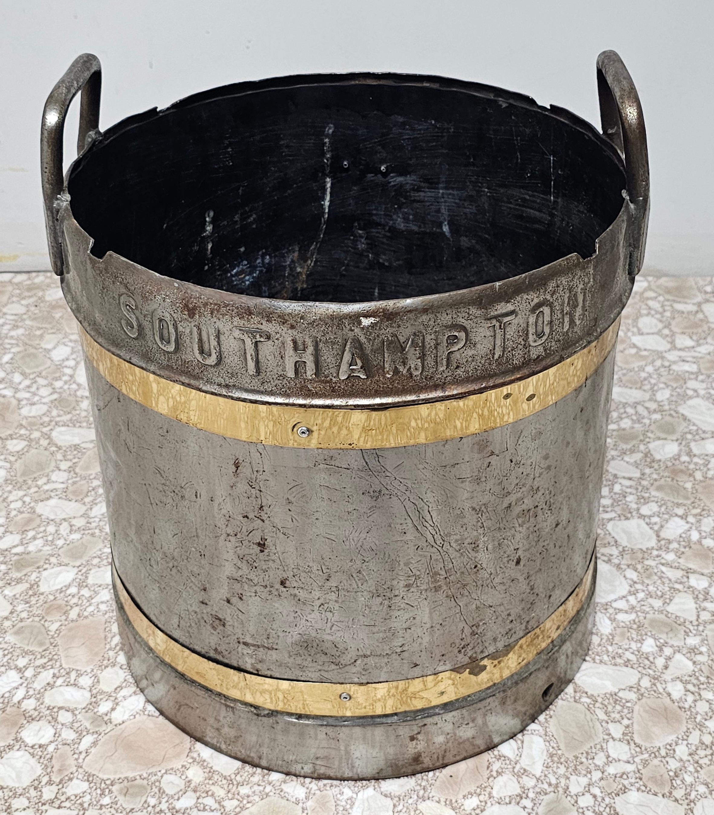 Victorien tardif Seau à lait/ Fuel / Jardinière en acier monté en laiton Brown & Harrison's Southampton en vente