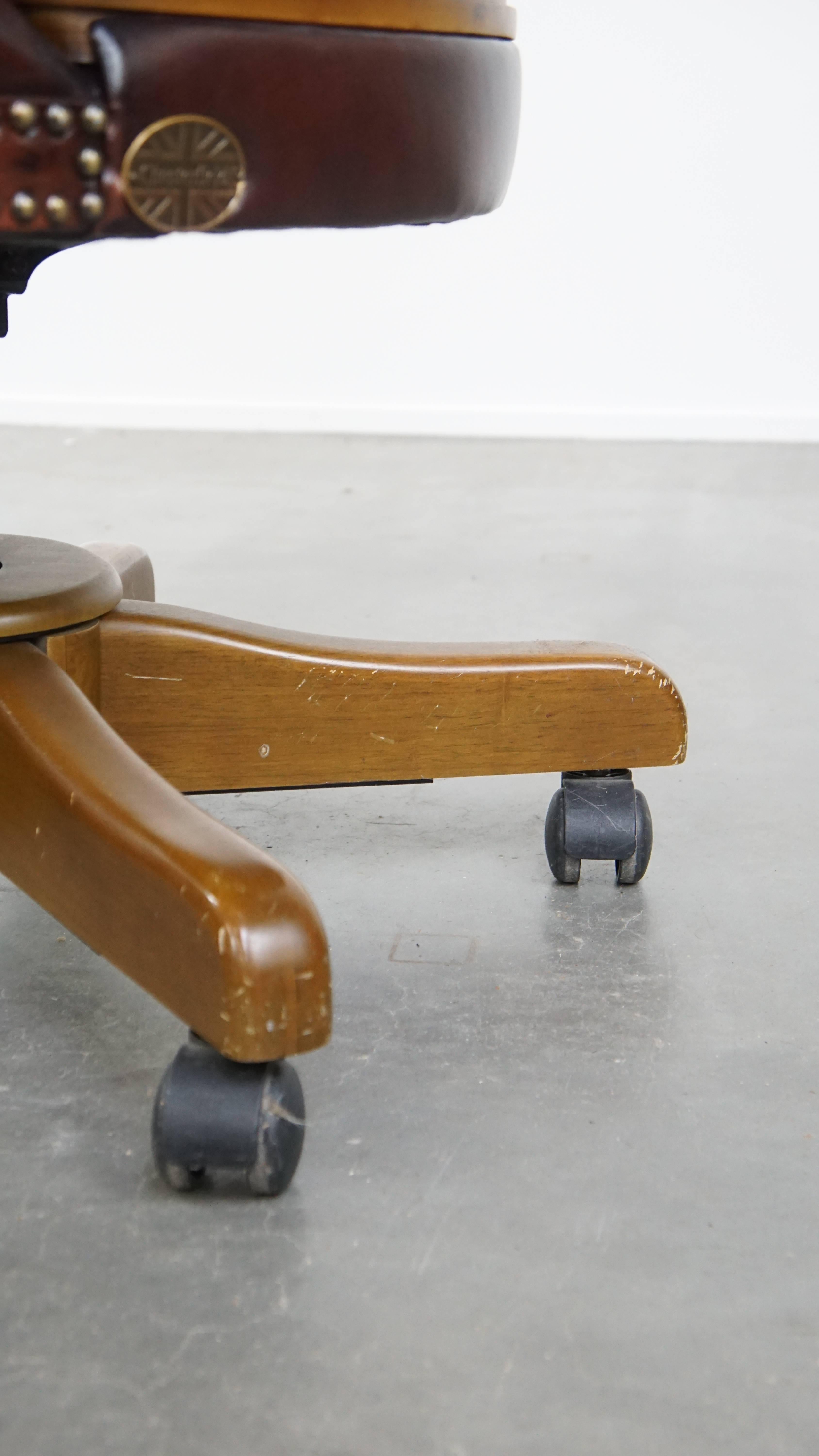 Brauner höhenverstellbarer Chesterfield-Bürostuhl aus Rindsleder im Angebot 7