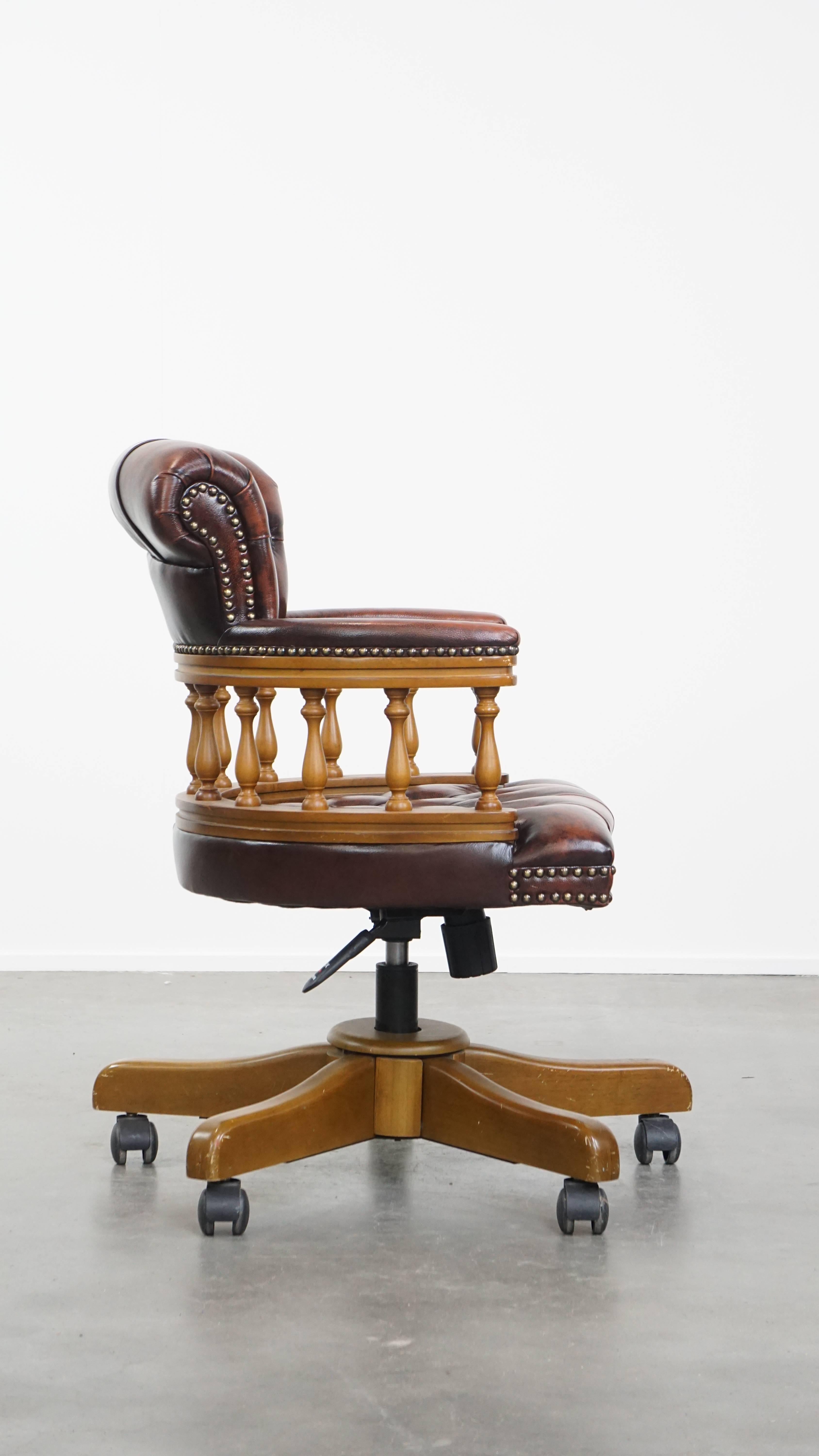 Brauner höhenverstellbarer Chesterfield-Bürostuhl aus Rindsleder (Klassisch-römisch) im Angebot