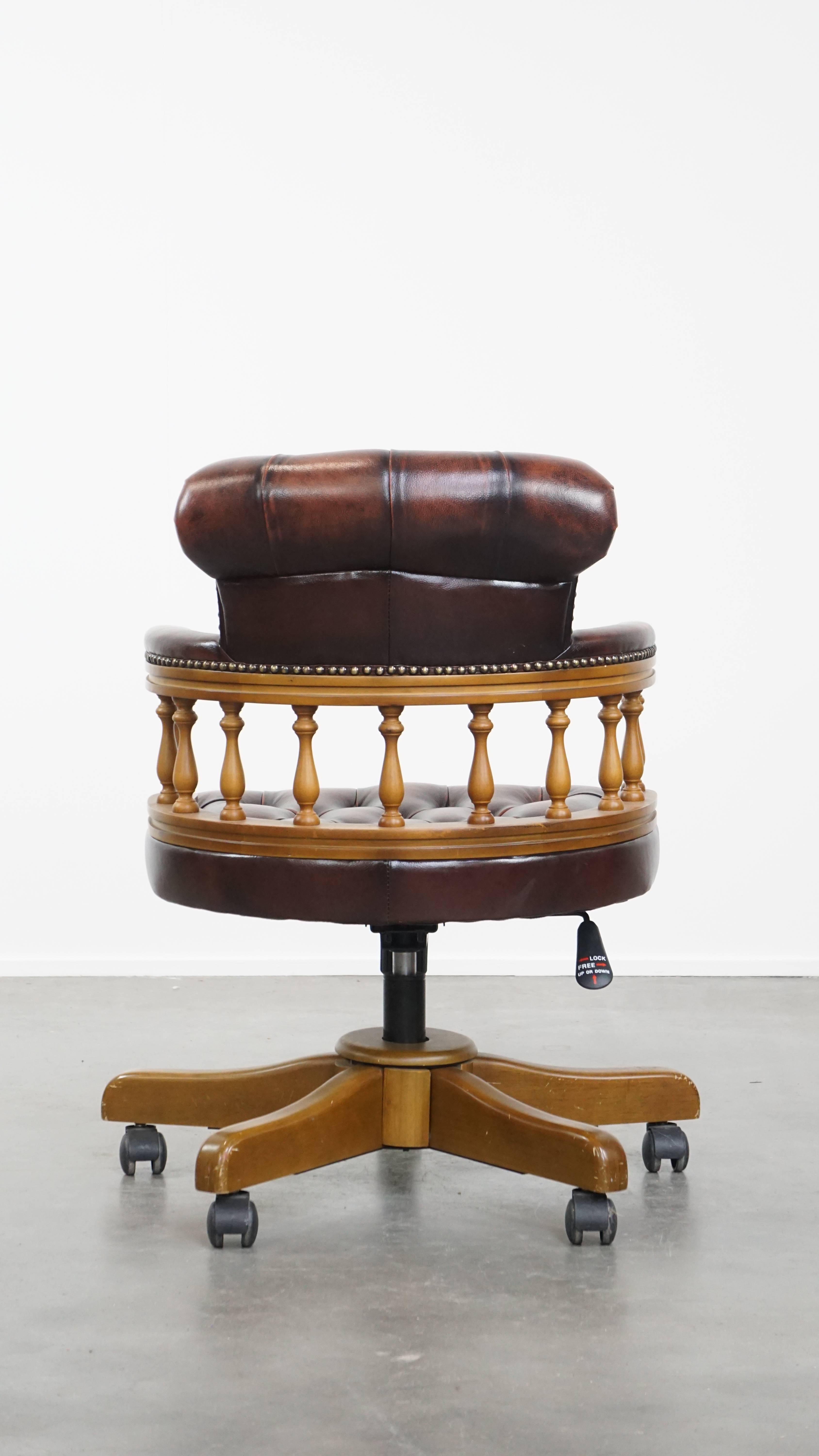 Brauner höhenverstellbarer Chesterfield-Bürostuhl aus Rindsleder (Handgefertigt) im Angebot