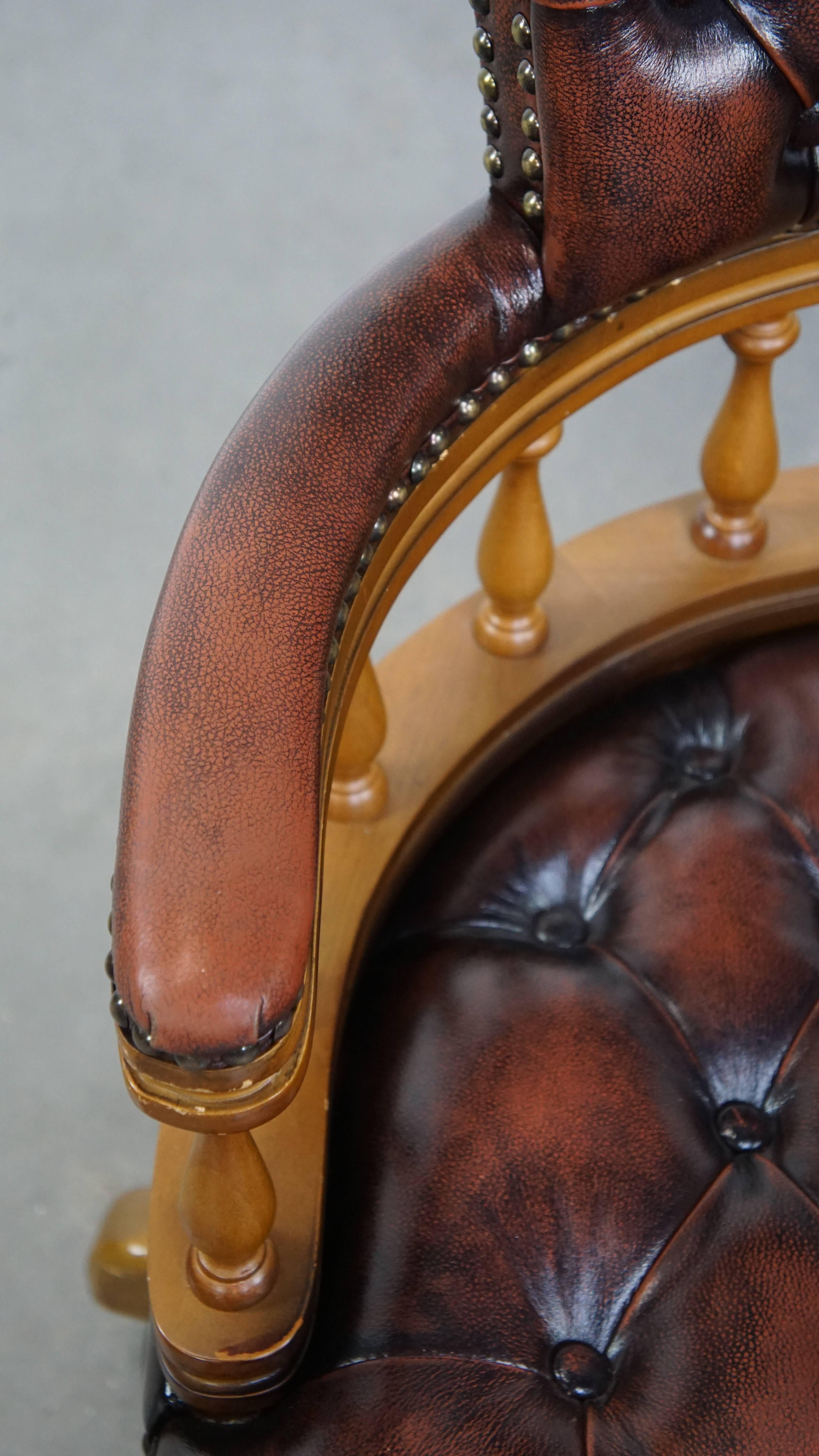 Brauner höhenverstellbarer Chesterfield-Bürostuhl aus Rindsleder im Angebot 1