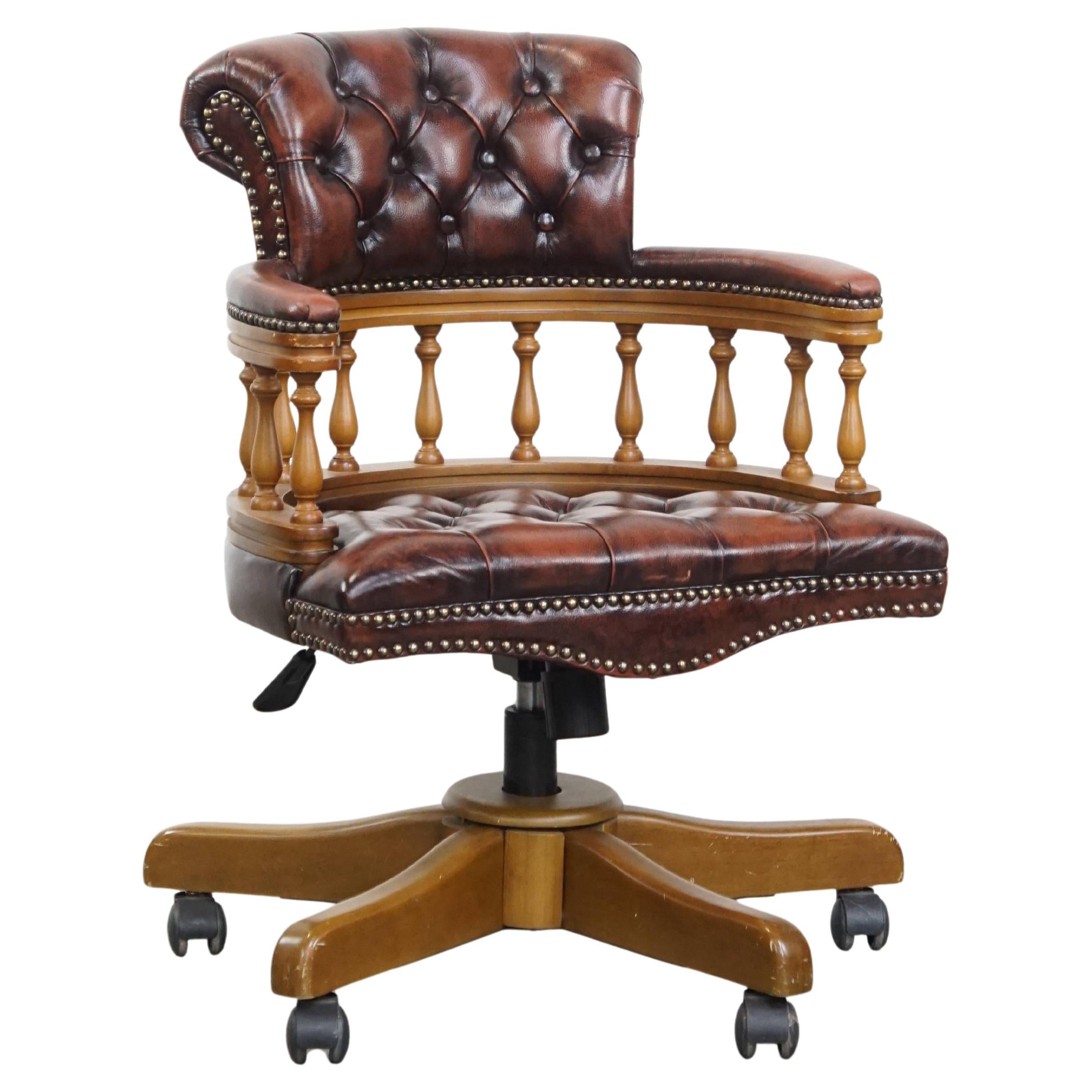 Brauner höhenverstellbarer Chesterfield-Bürostuhl aus Rindsleder im Angebot
