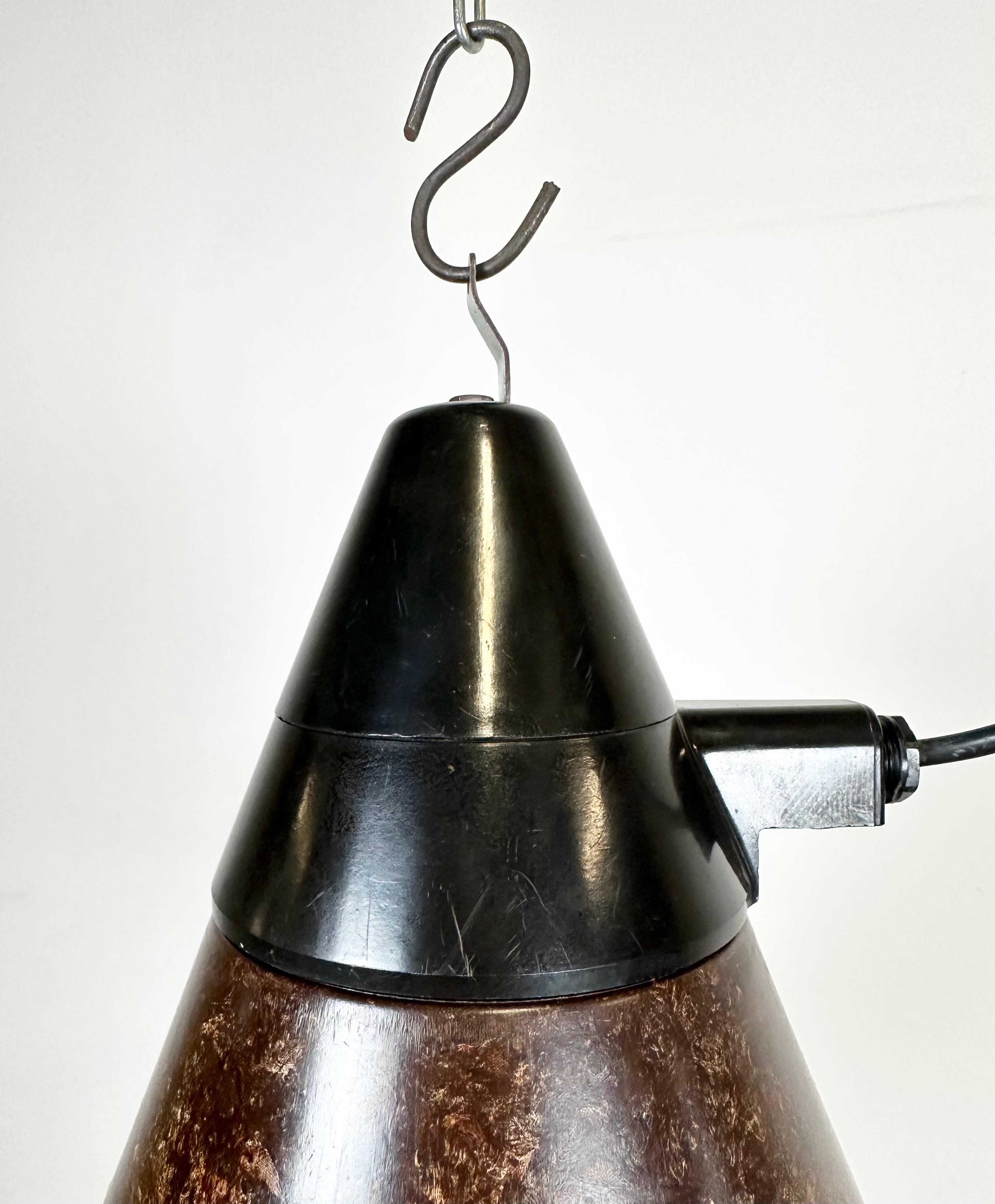 Brown Industrial Bakelite Pendant Light from VEB Narva, 1960s In Good Condition For Sale In Kojetice, CZ
