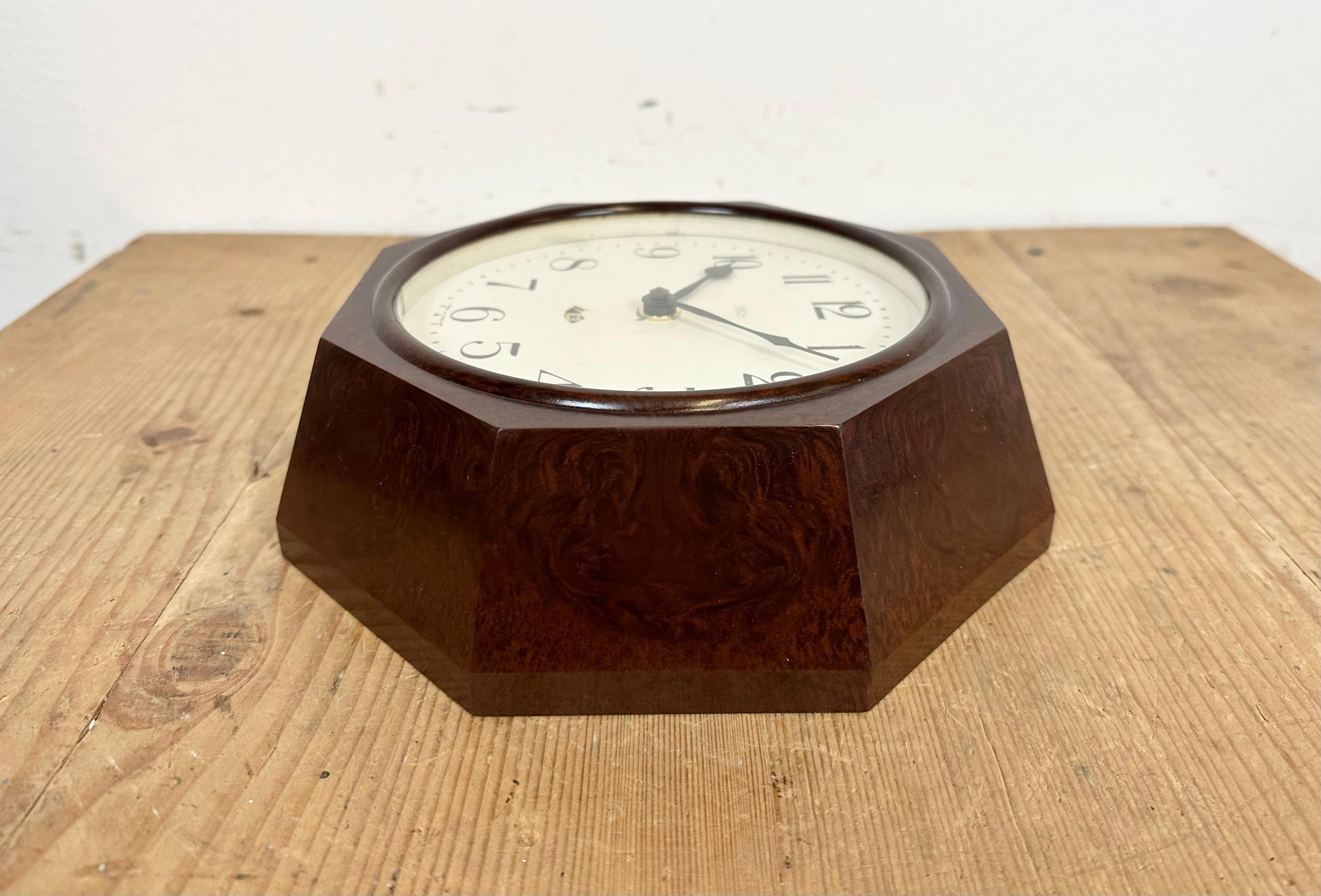 Reloj de pared industrial marrón de baquelita de Smith Electric, años 50 en venta 4