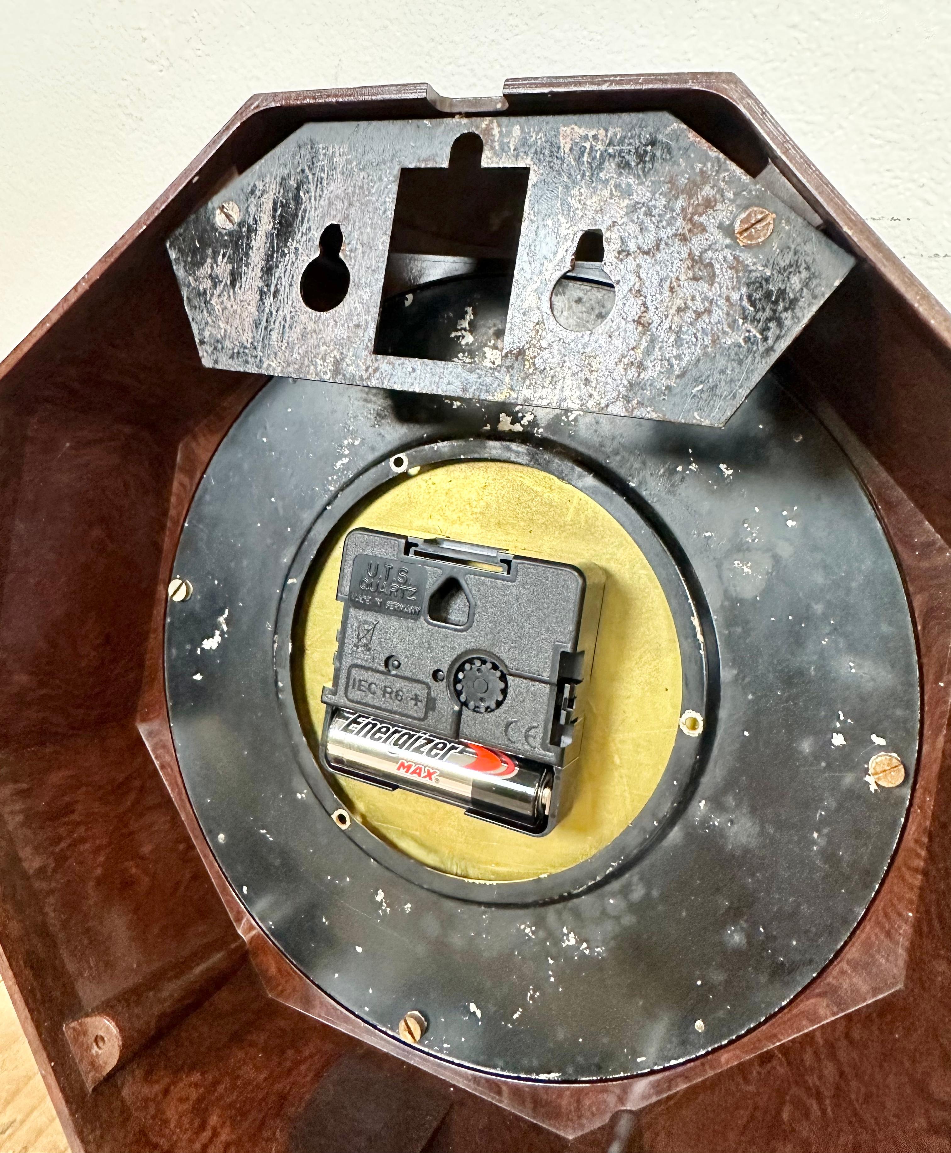 Reloj de pared industrial marrón de baquelita de Smith Electric, años 50 en venta 7