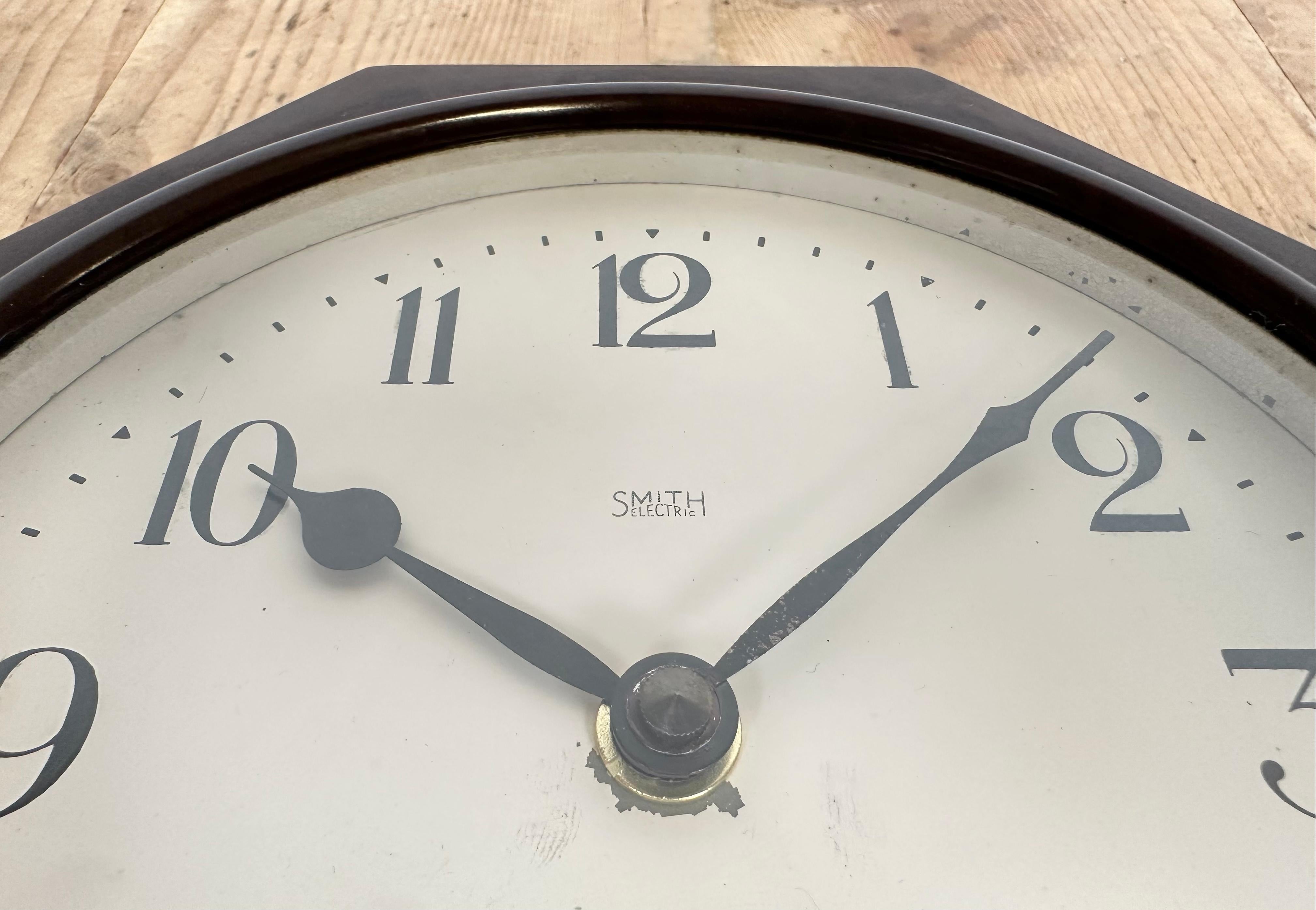 Reloj de pared industrial marrón de baquelita de Smith Electric, años 50 en venta 8
