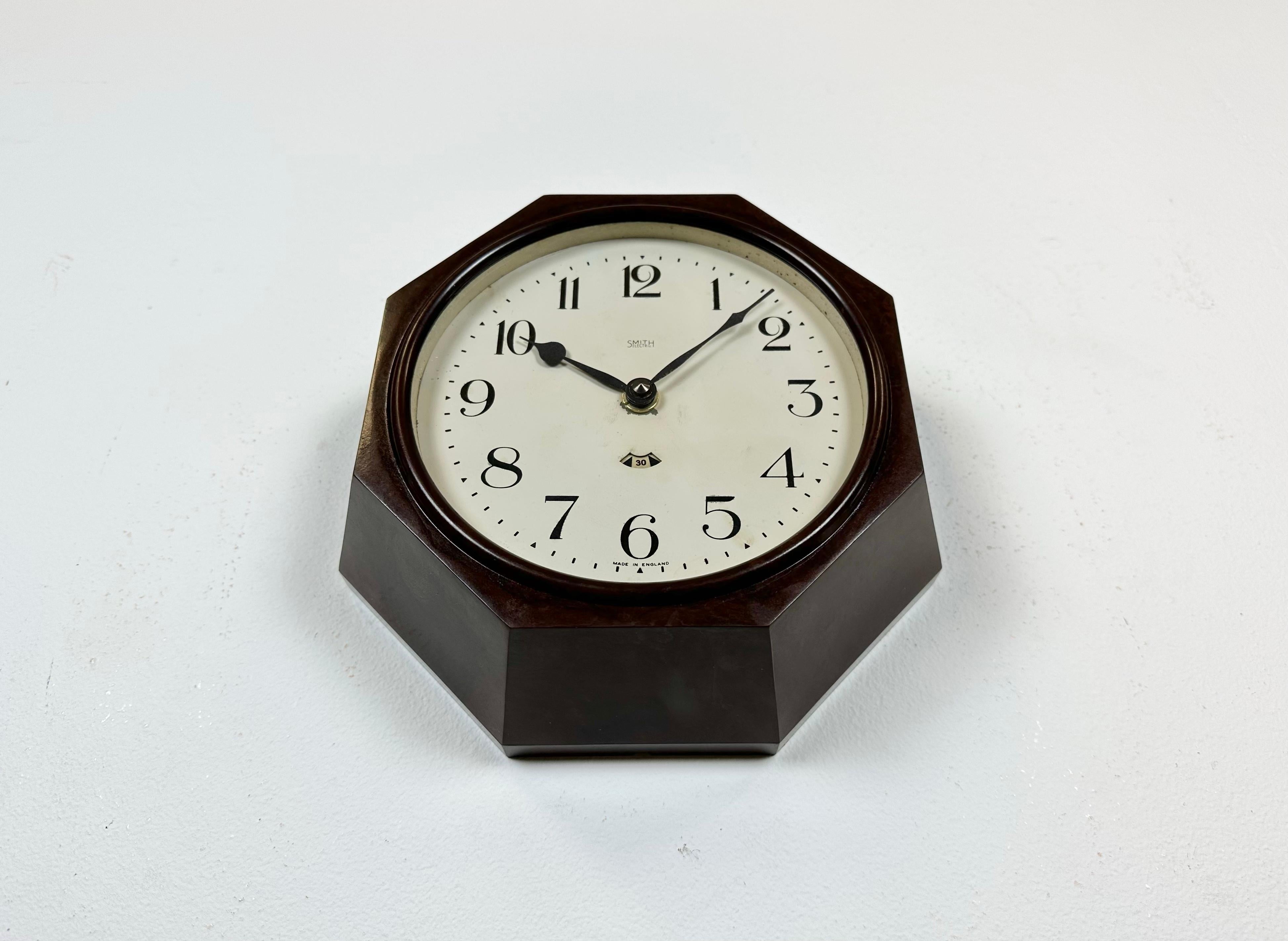 Brown Industrial Bakelite Wall Clock from Smith Electric, 1950s In Good Condition For Sale In Kojetice, CZ