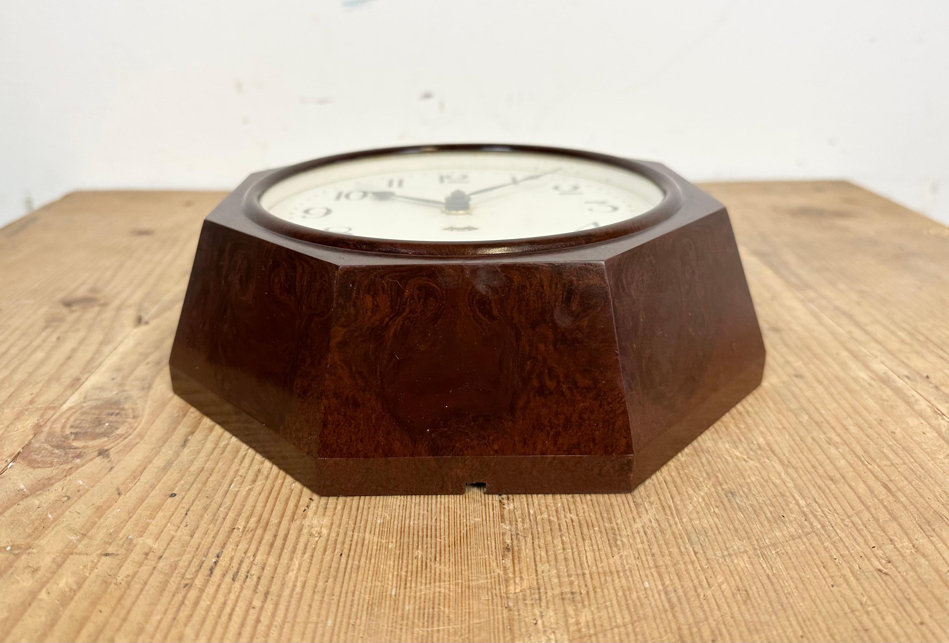 Reloj de pared industrial marrón de baquelita de Smith Electric, años 50 en venta 1