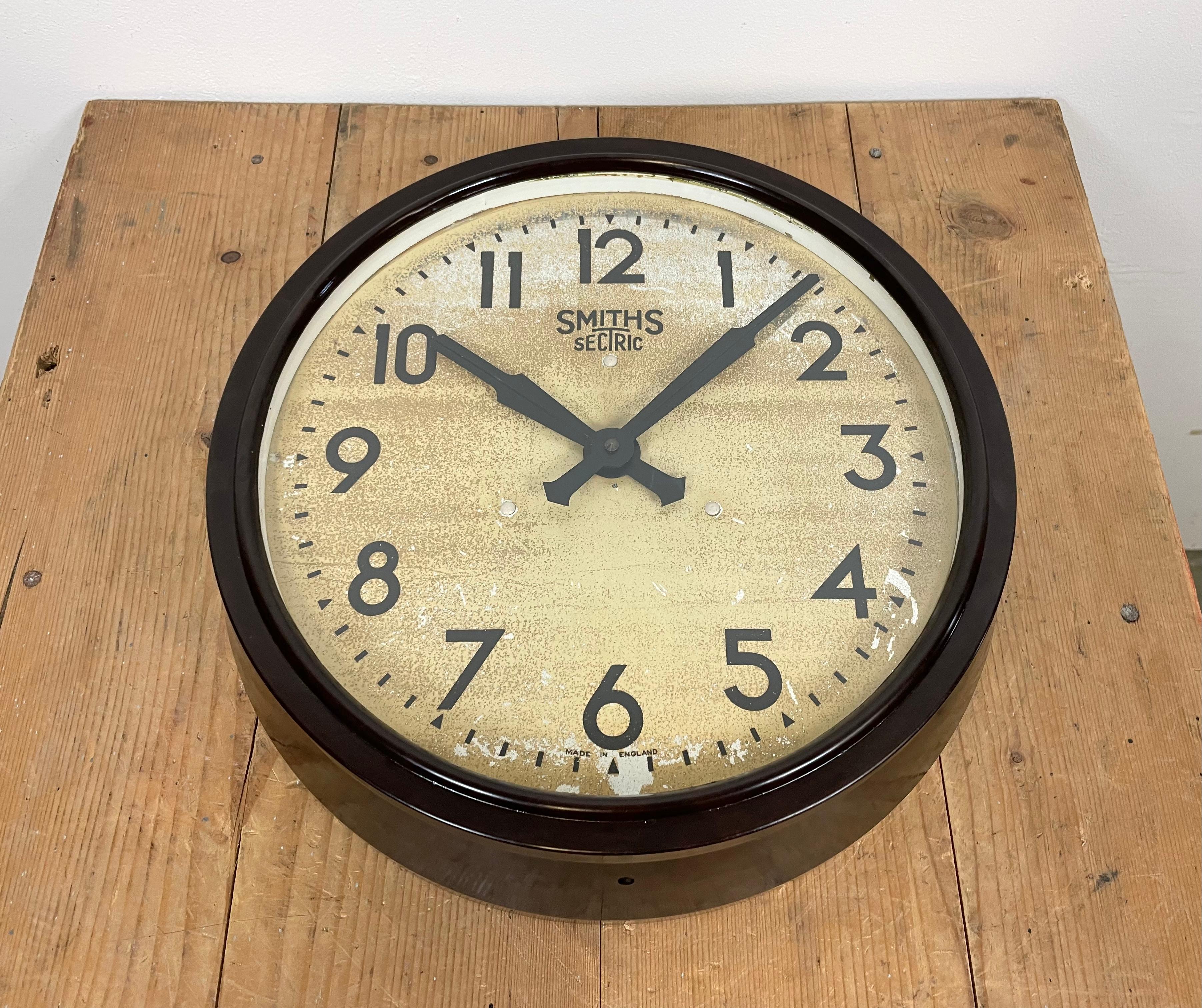 Brown Industrial Bakelite Wall Clock from Smith Sectric, 1930s In Good Condition In Kojetice, CZ