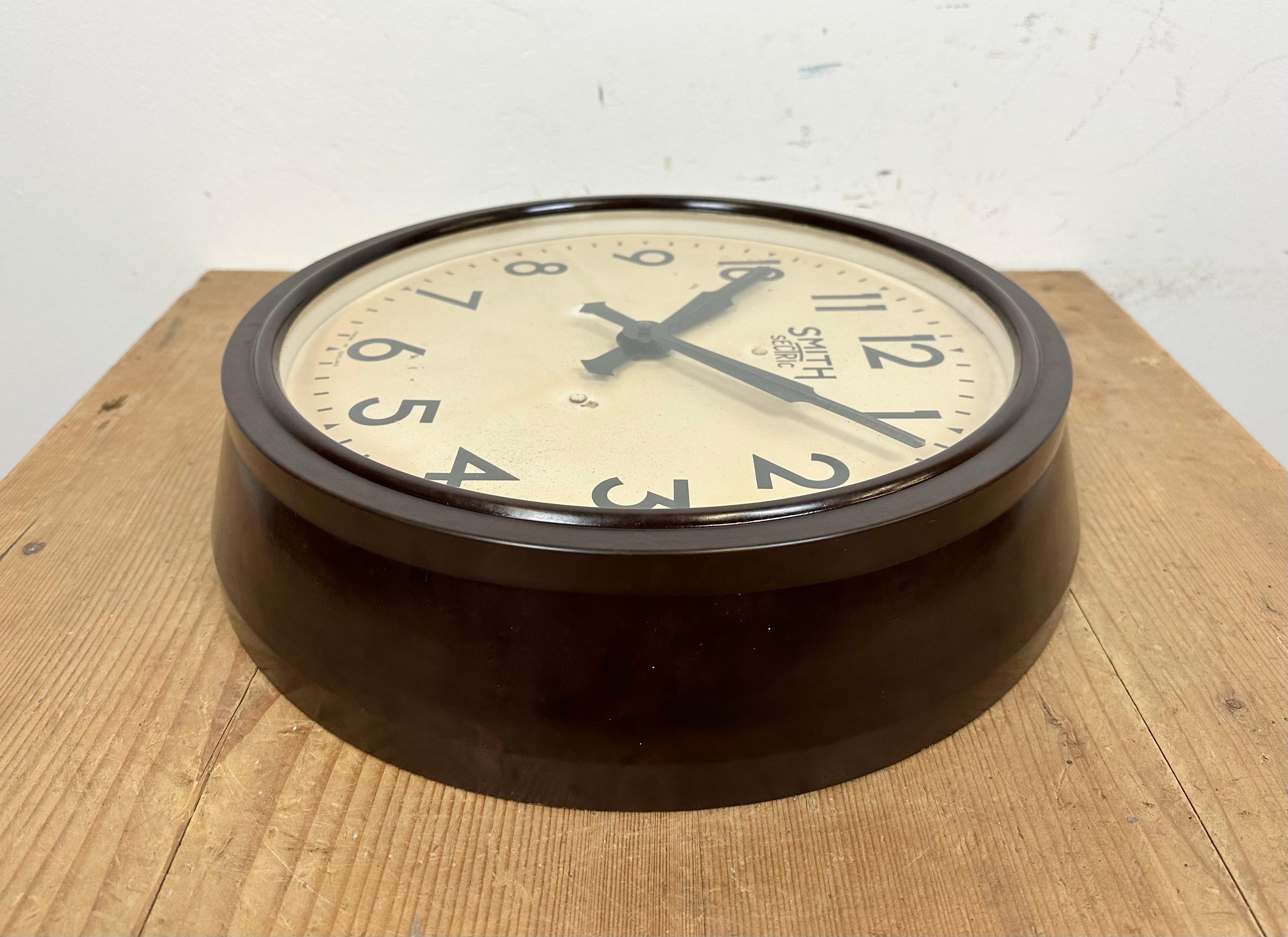 Horloge murale industrielle en bakélite marron de Smith Sectric, années 1950 3