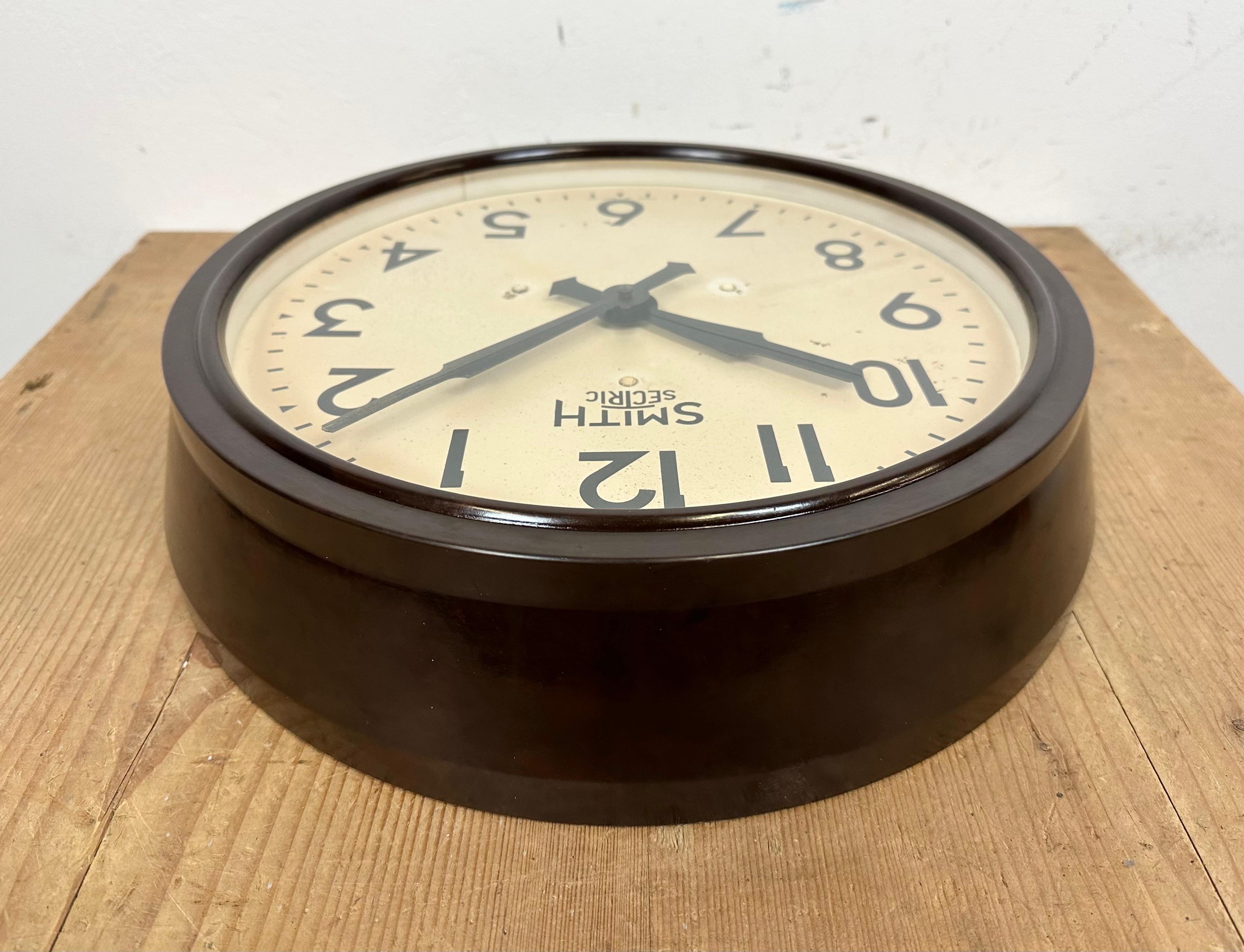 Horloge murale industrielle en bakélite marron de Smith Sectric, années 1950 4