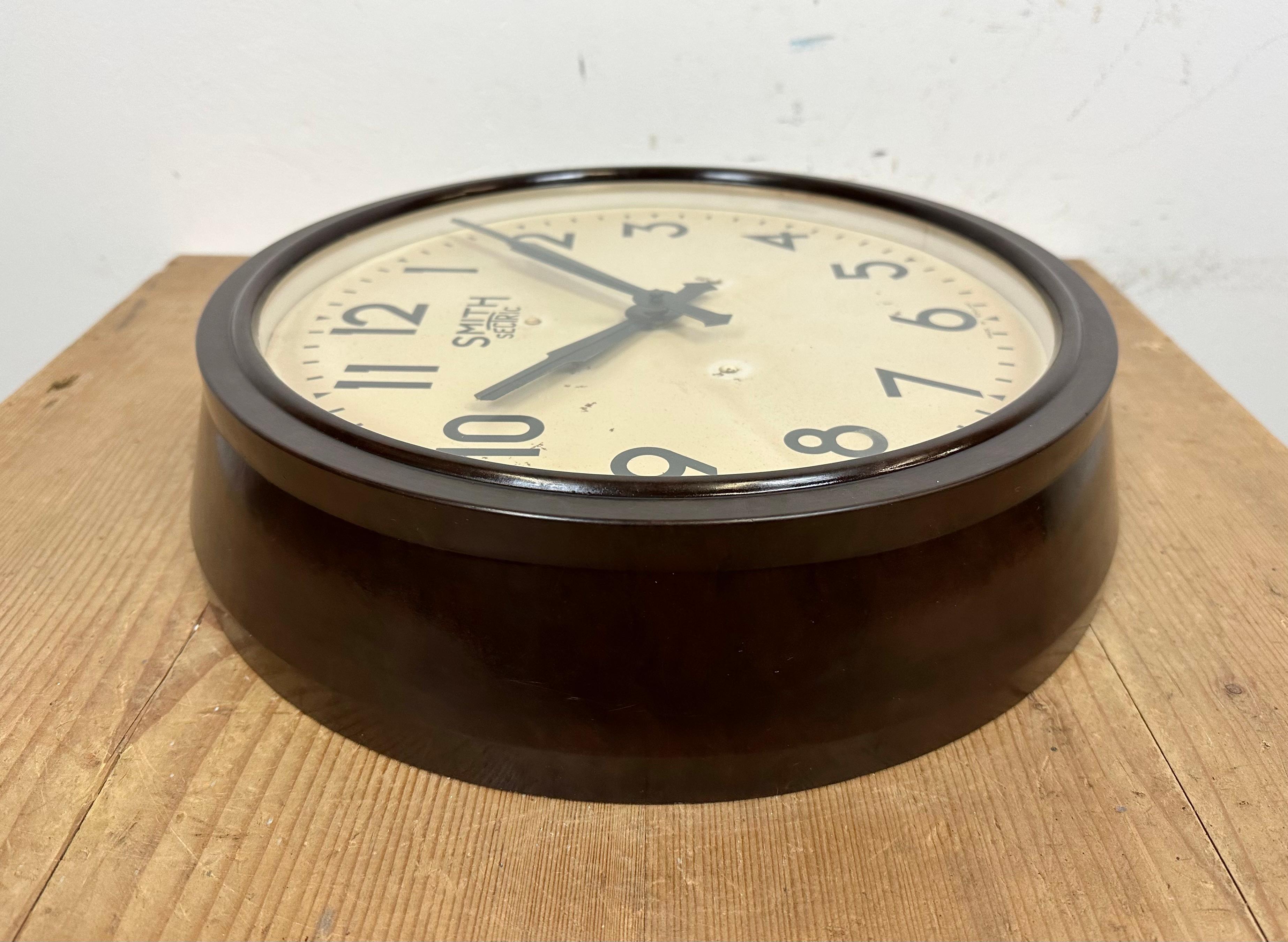 Horloge murale industrielle en bakélite marron de Smith Sectric, années 1950 5