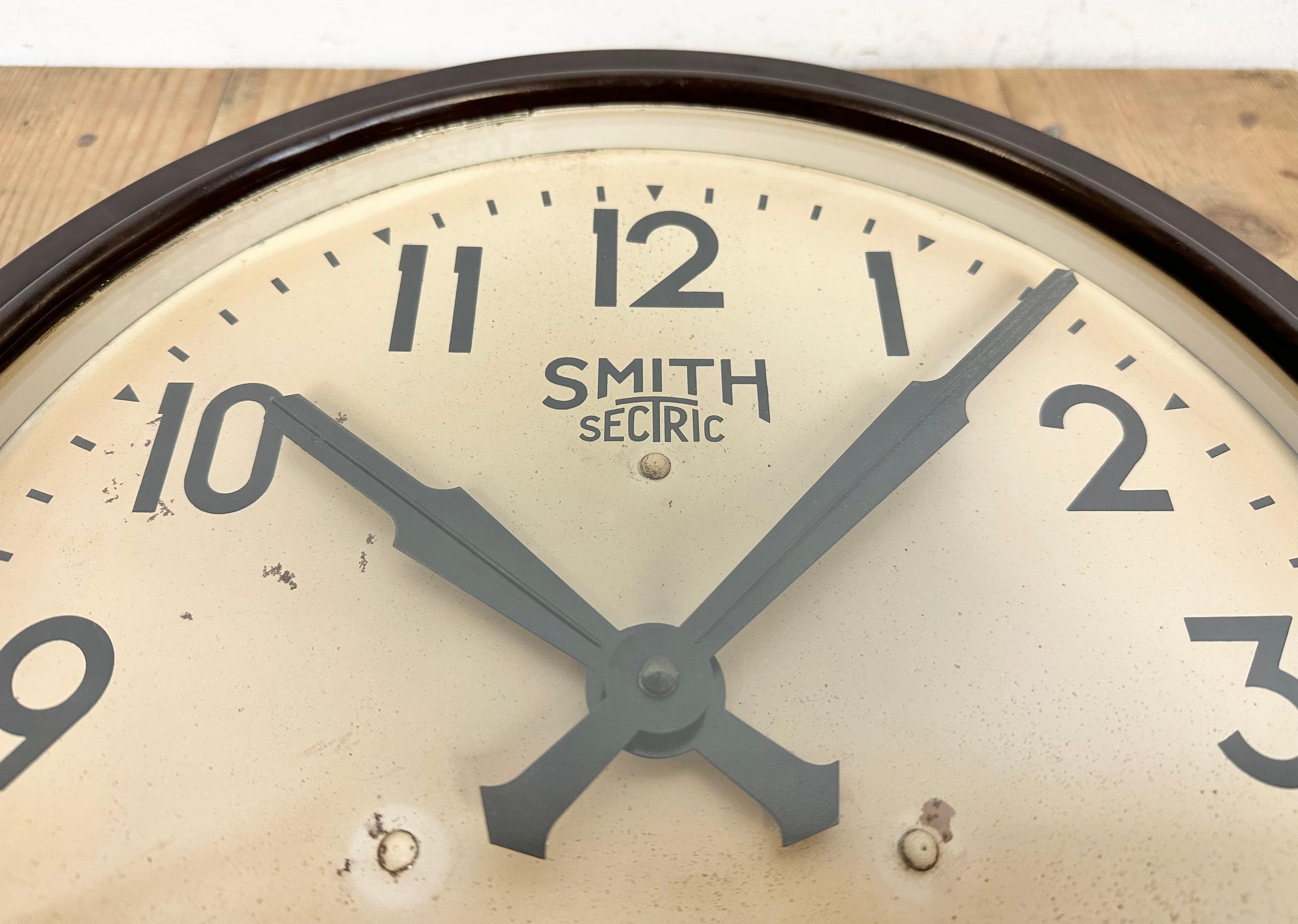 Horloge murale industrielle en bakélite marron de Smith Sectric, années 1950 6