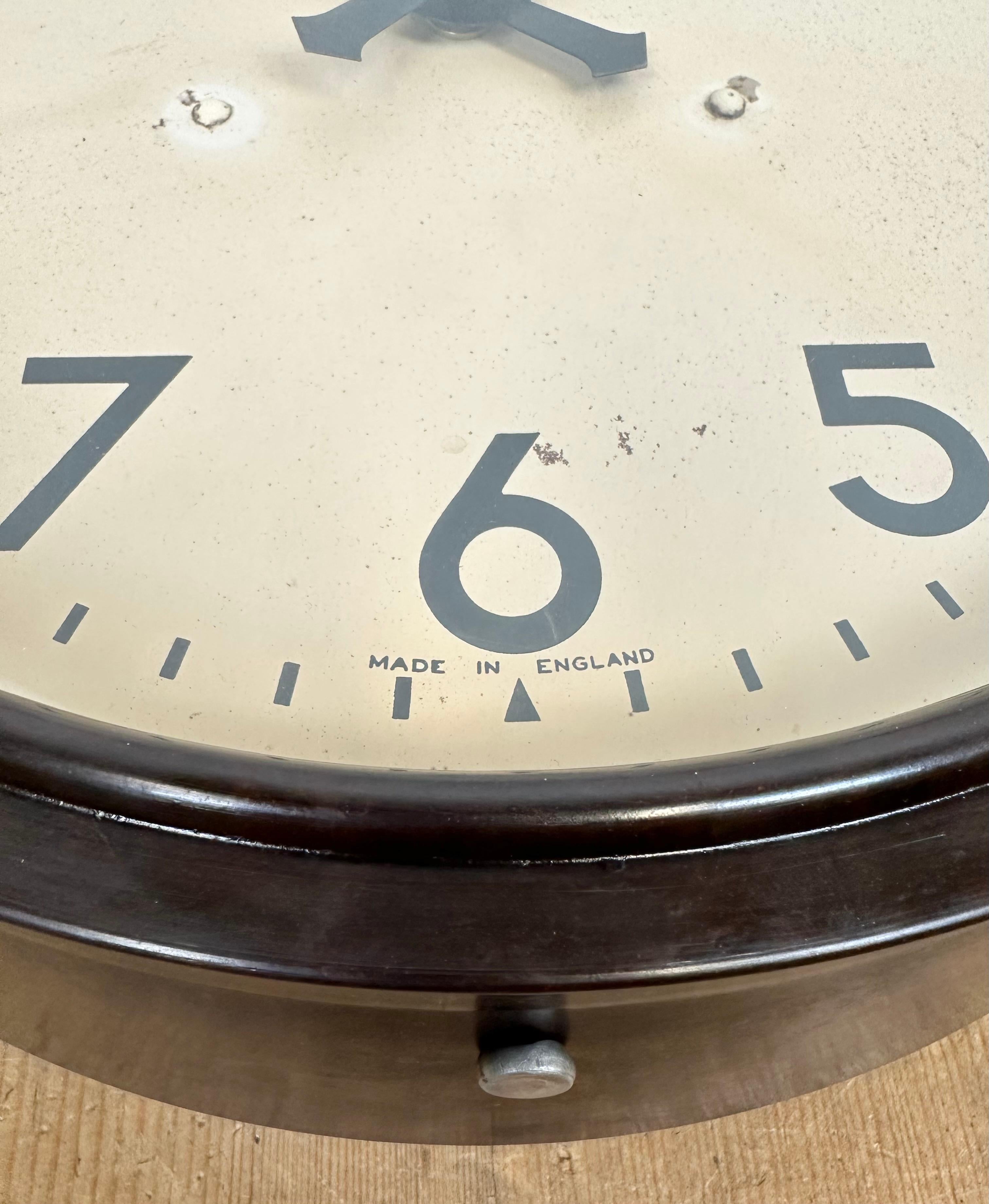 Horloge murale industrielle en bakélite marron de Smith Sectric, années 1950 7