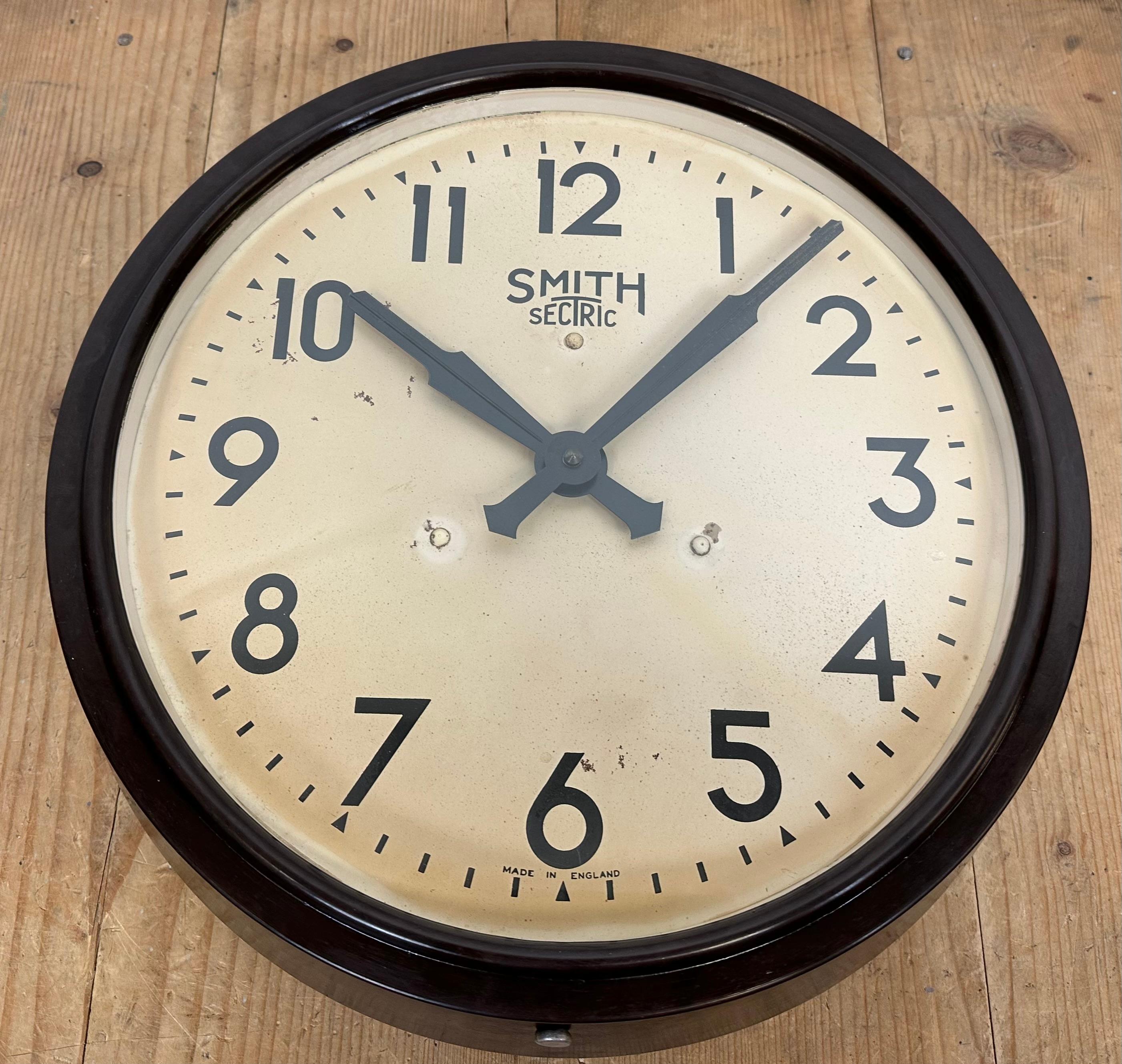 Horloge murale industrielle en bakélite marron de Smith Sectric, années 1950 8