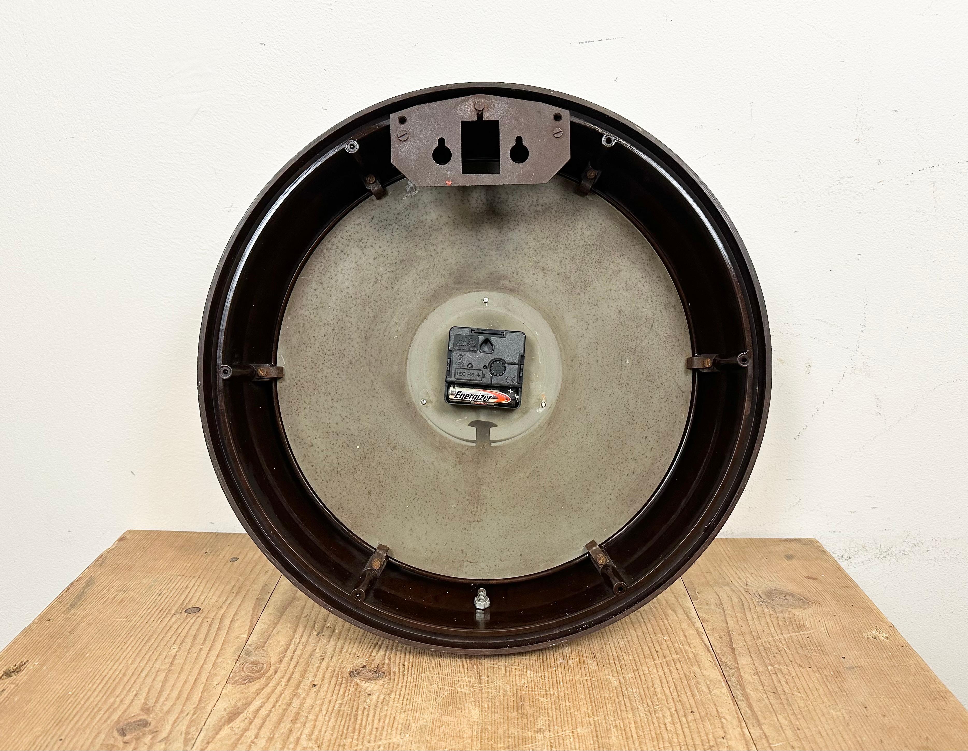 Horloge murale industrielle en bakélite marron de Smith Sectric, années 1950 12