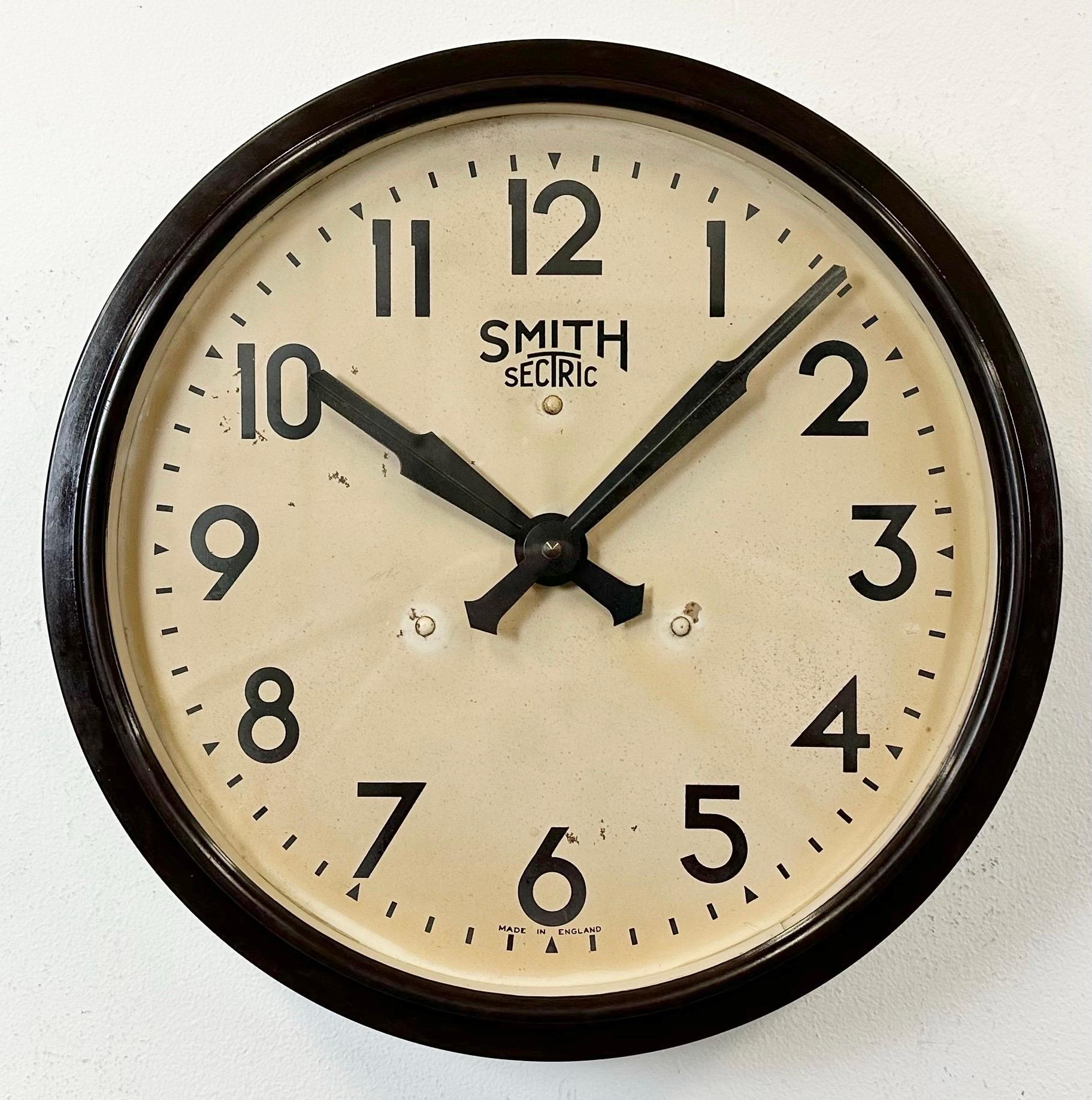 Industriel Horloge murale industrielle en bakélite marron de Smith Sectric, années 1950