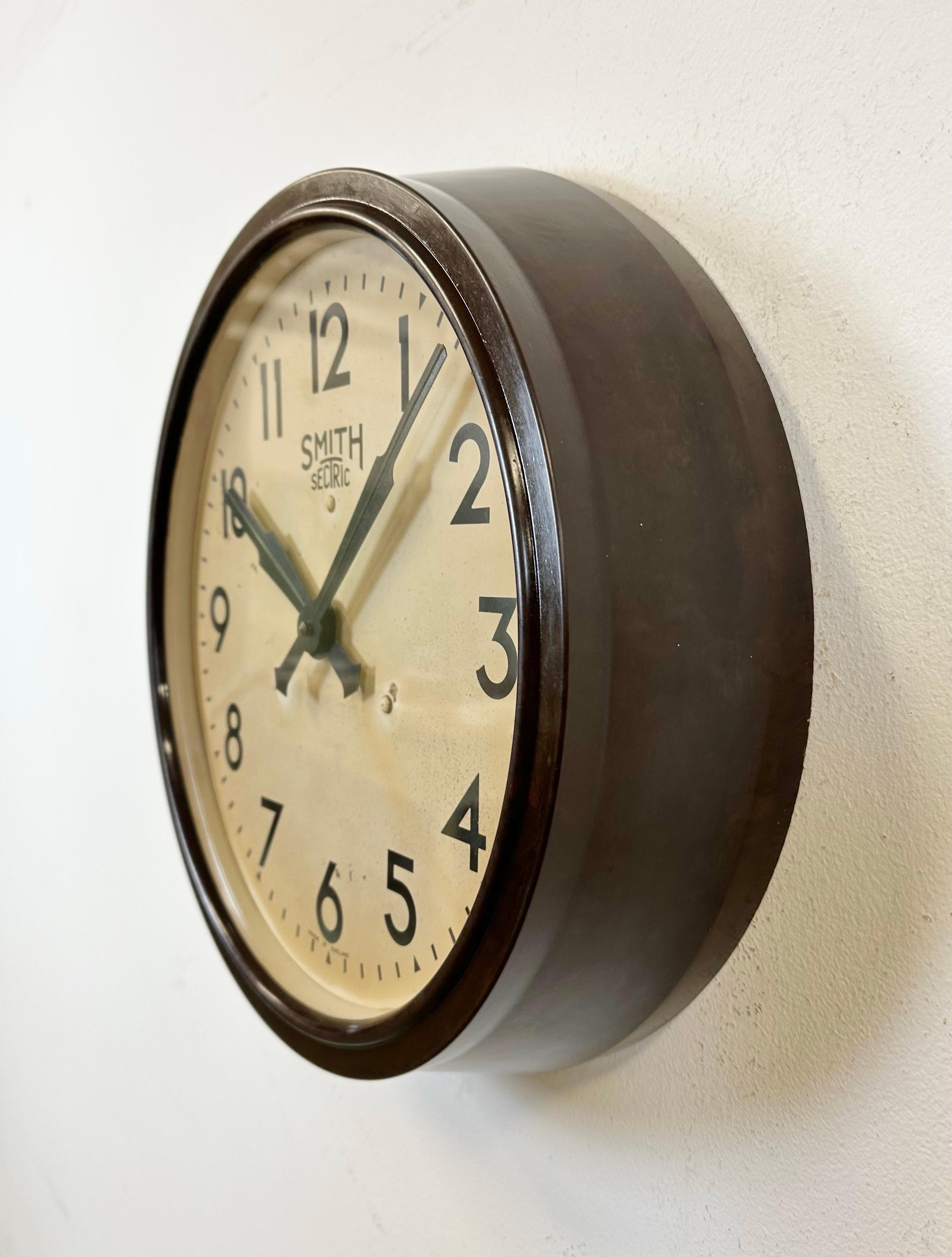 Tchèque Horloge murale industrielle en bakélite marron de Smith Sectric, années 1950