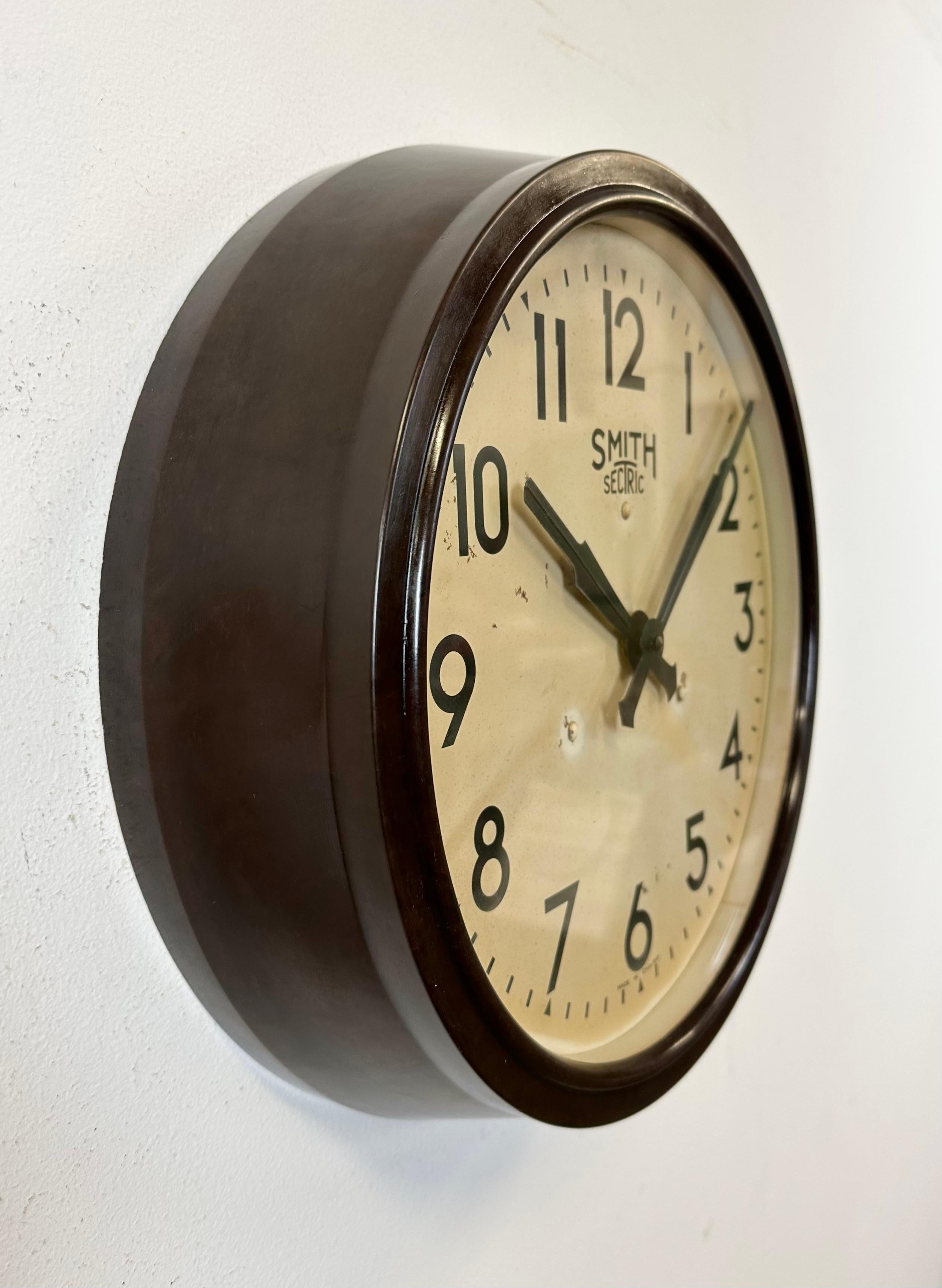 Horloge murale industrielle en bakélite marron de Smith Sectric, années 1950 Bon état à Kojetice, CZ