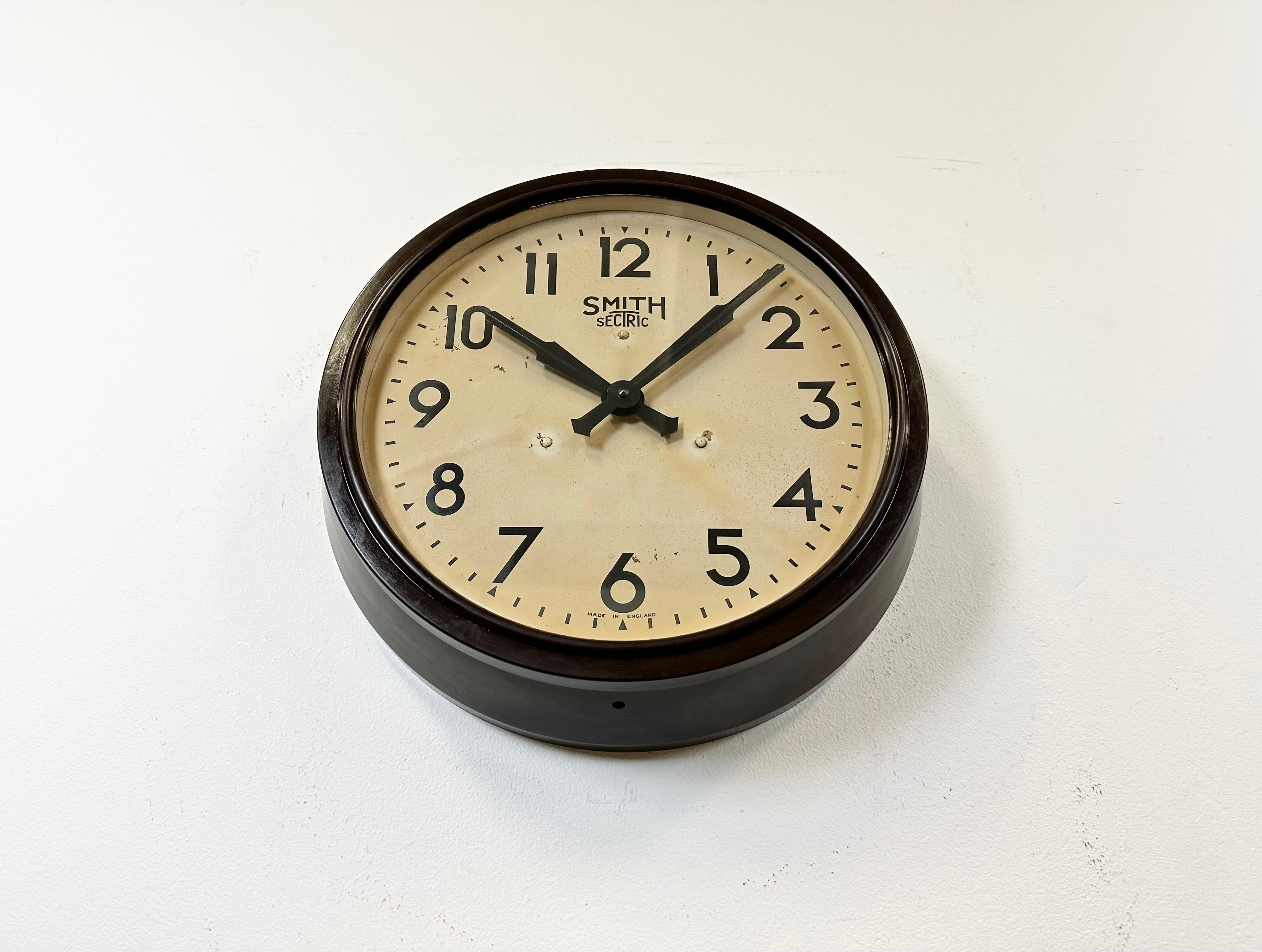 Métal Horloge murale industrielle en bakélite marron de Smith Sectric, années 1950