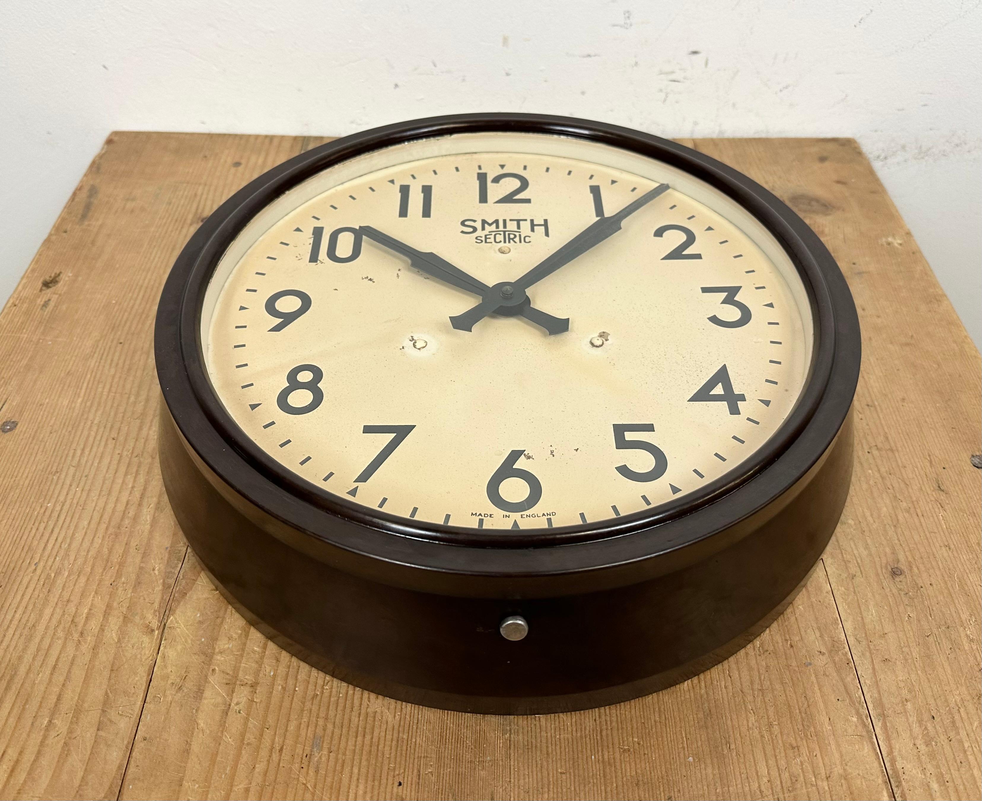 Horloge murale industrielle en bakélite marron de Smith Sectric, années 1950 1