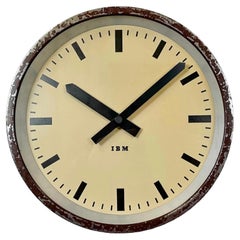 Braune industrielle Fabrikwanduhr von IBM, 1950er Jahre Braune industrielle Fabrikwanduhr von IBM, 1950er Jahre