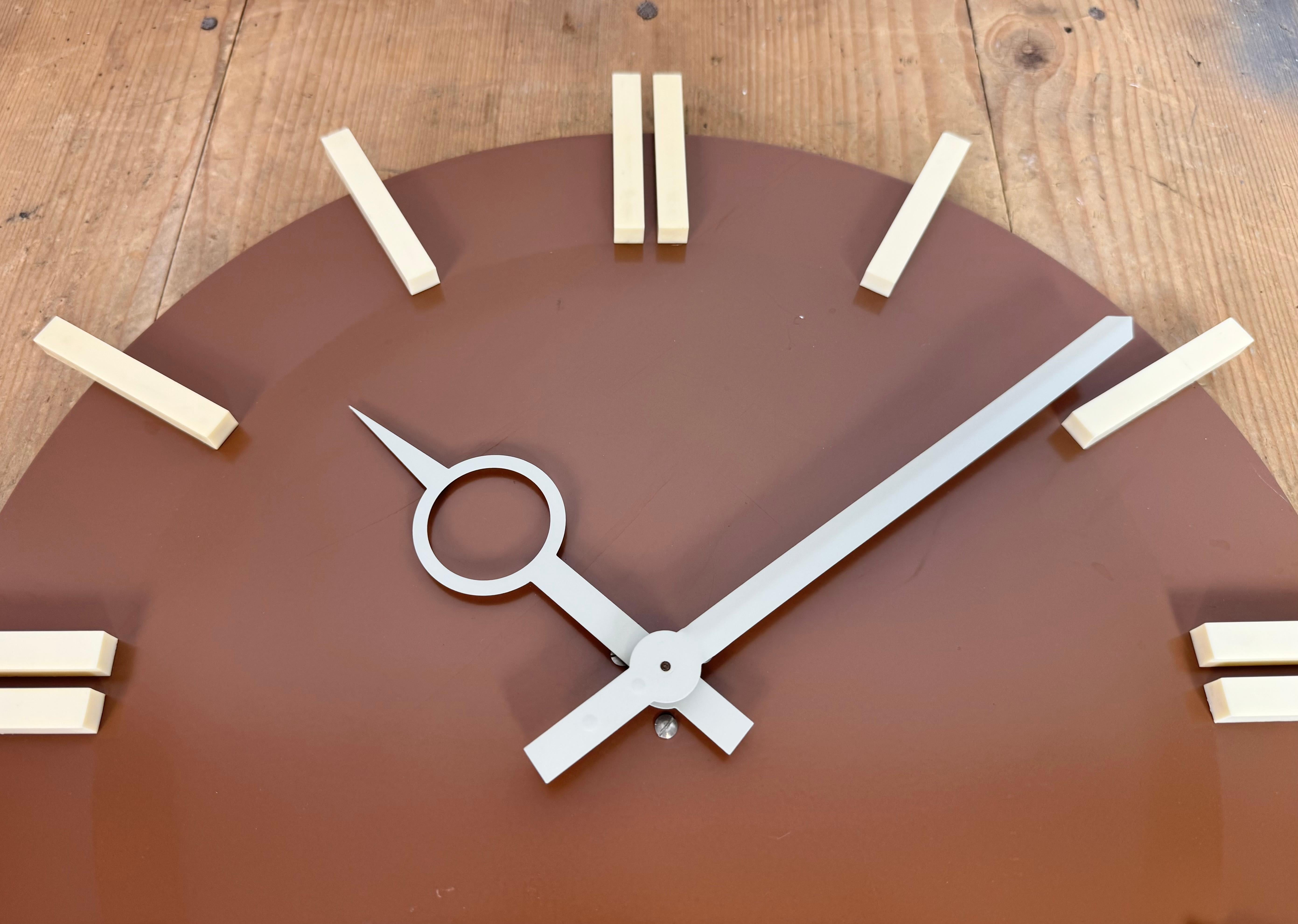 Reloj de pared de oficina industrial marrón de Pragotron, años 70 en venta 3