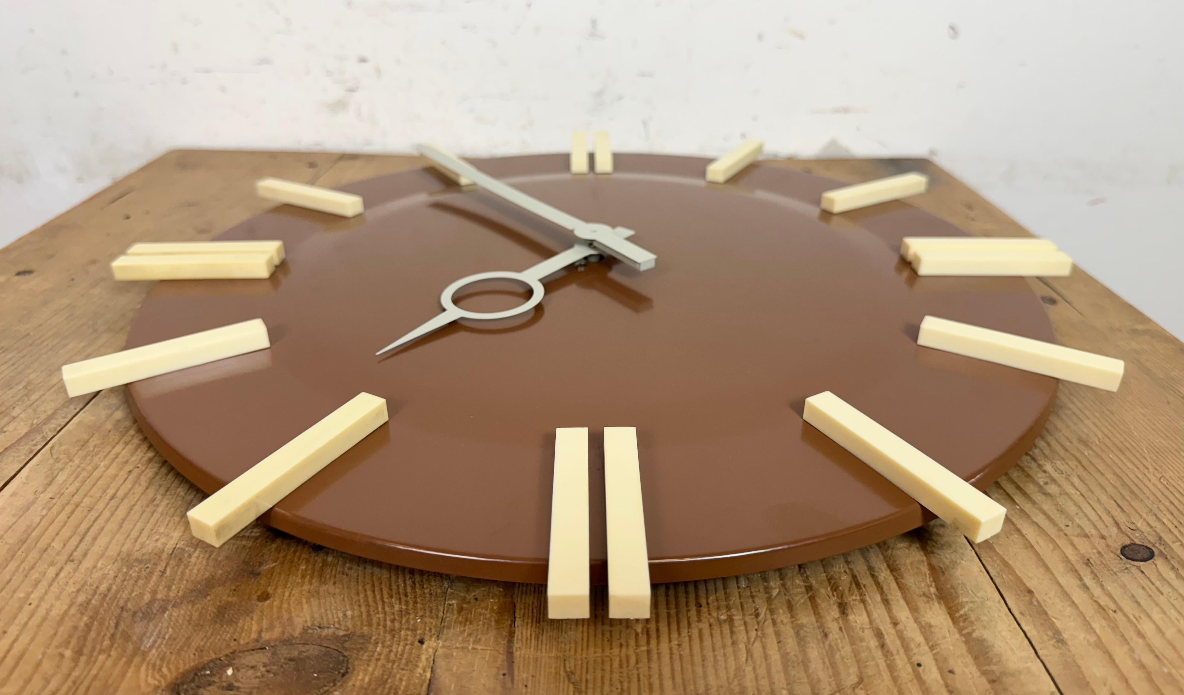 Reloj de pared de oficina industrial marrón de Pragotron, años 70 en venta 4