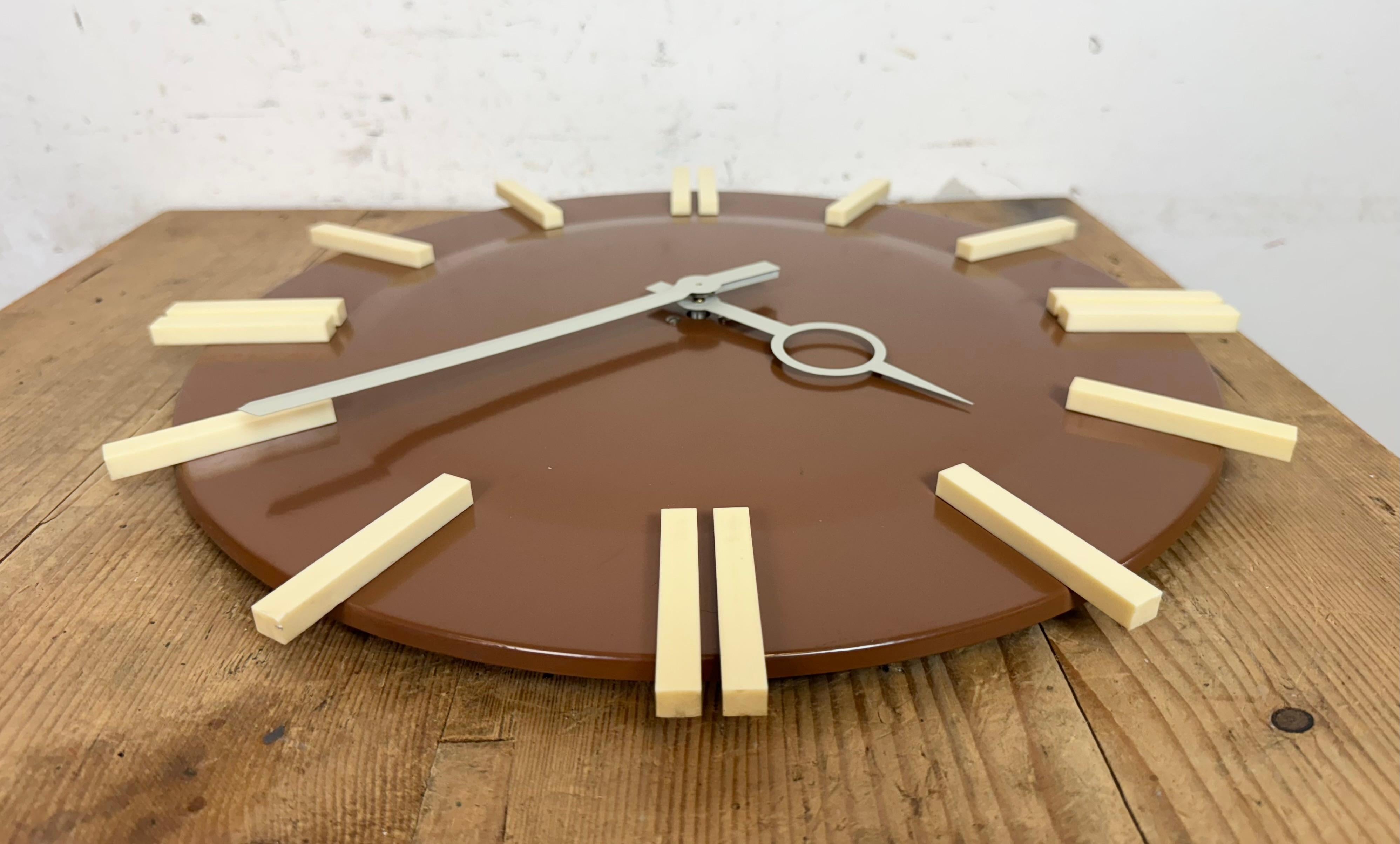 Reloj de pared de oficina industrial marrón de Pragotron, años 70 en venta 5