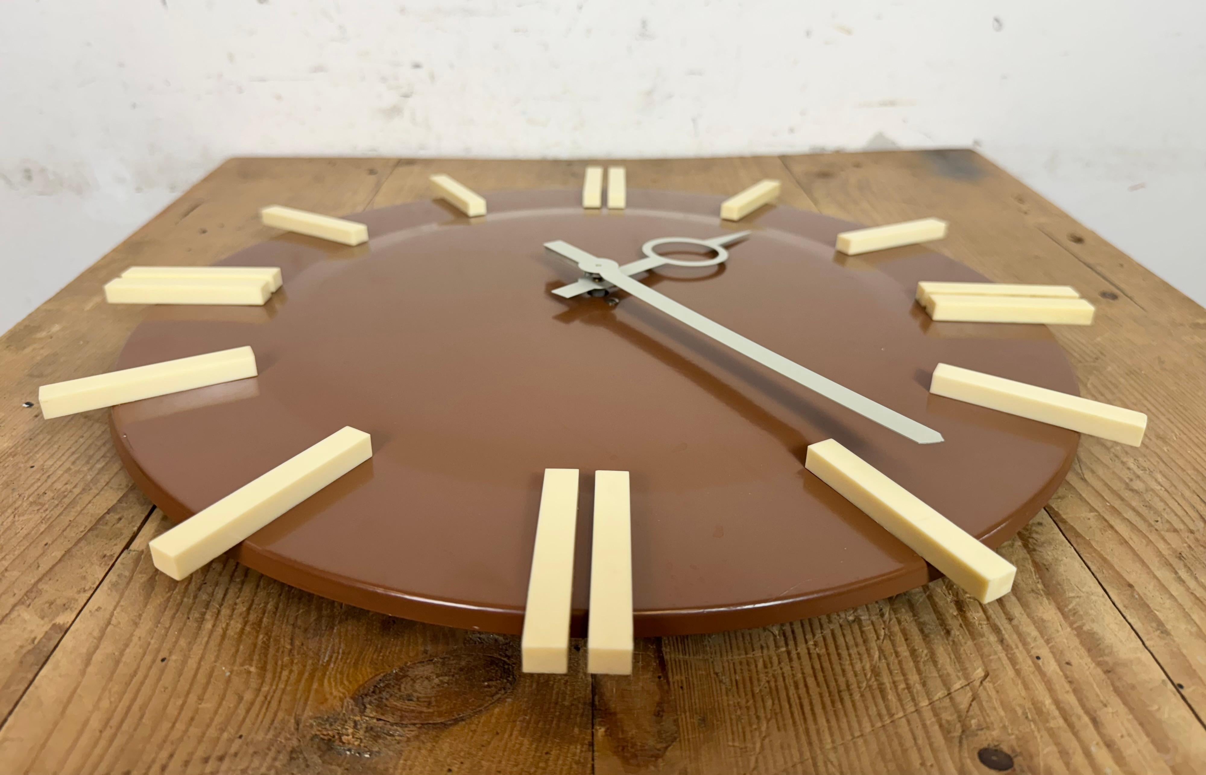 Reloj de pared de oficina industrial marrón de Pragotron, años 70 en venta 6