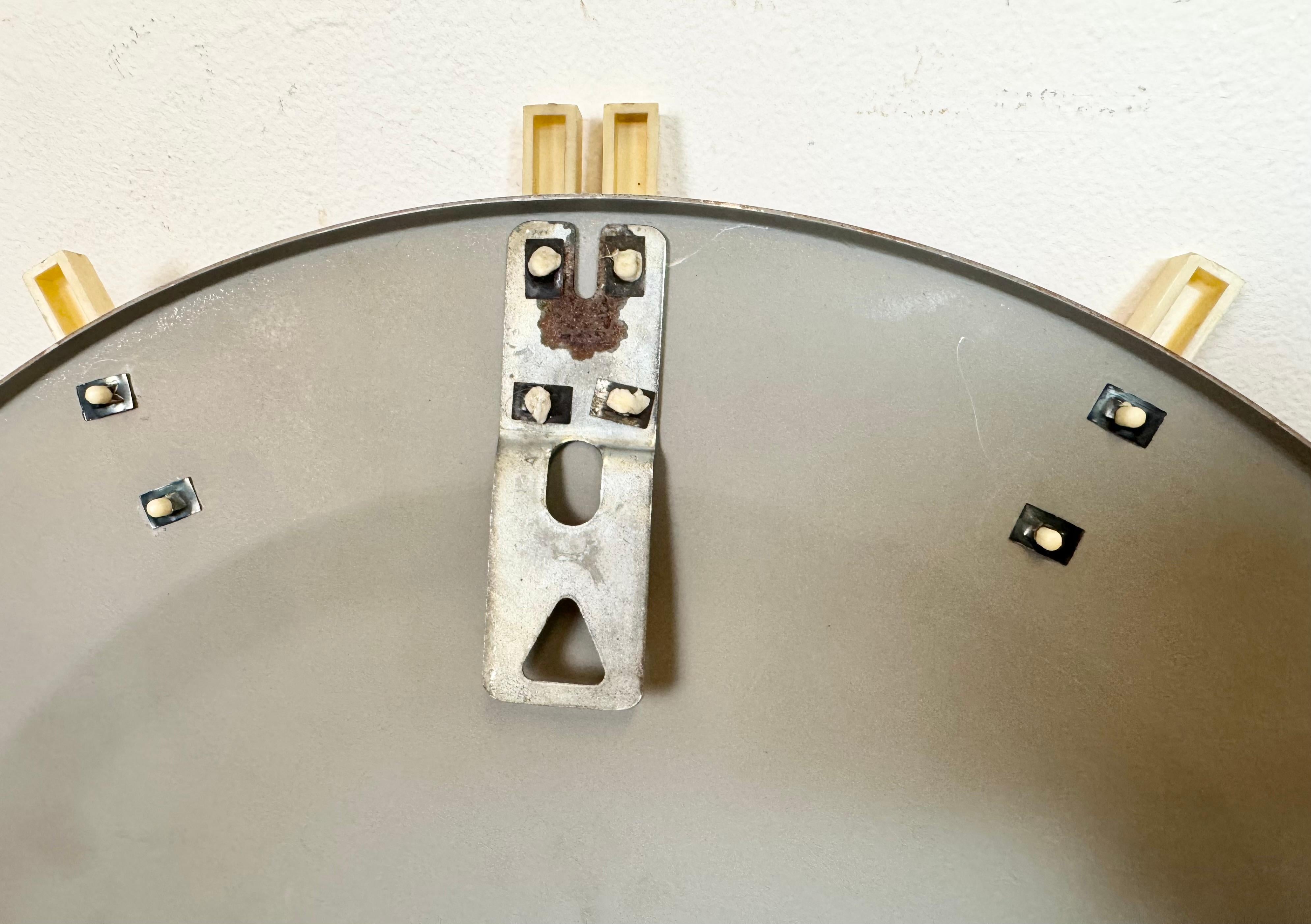 Reloj de pared de oficina industrial marrón de Pragotron, años 70 en venta 7