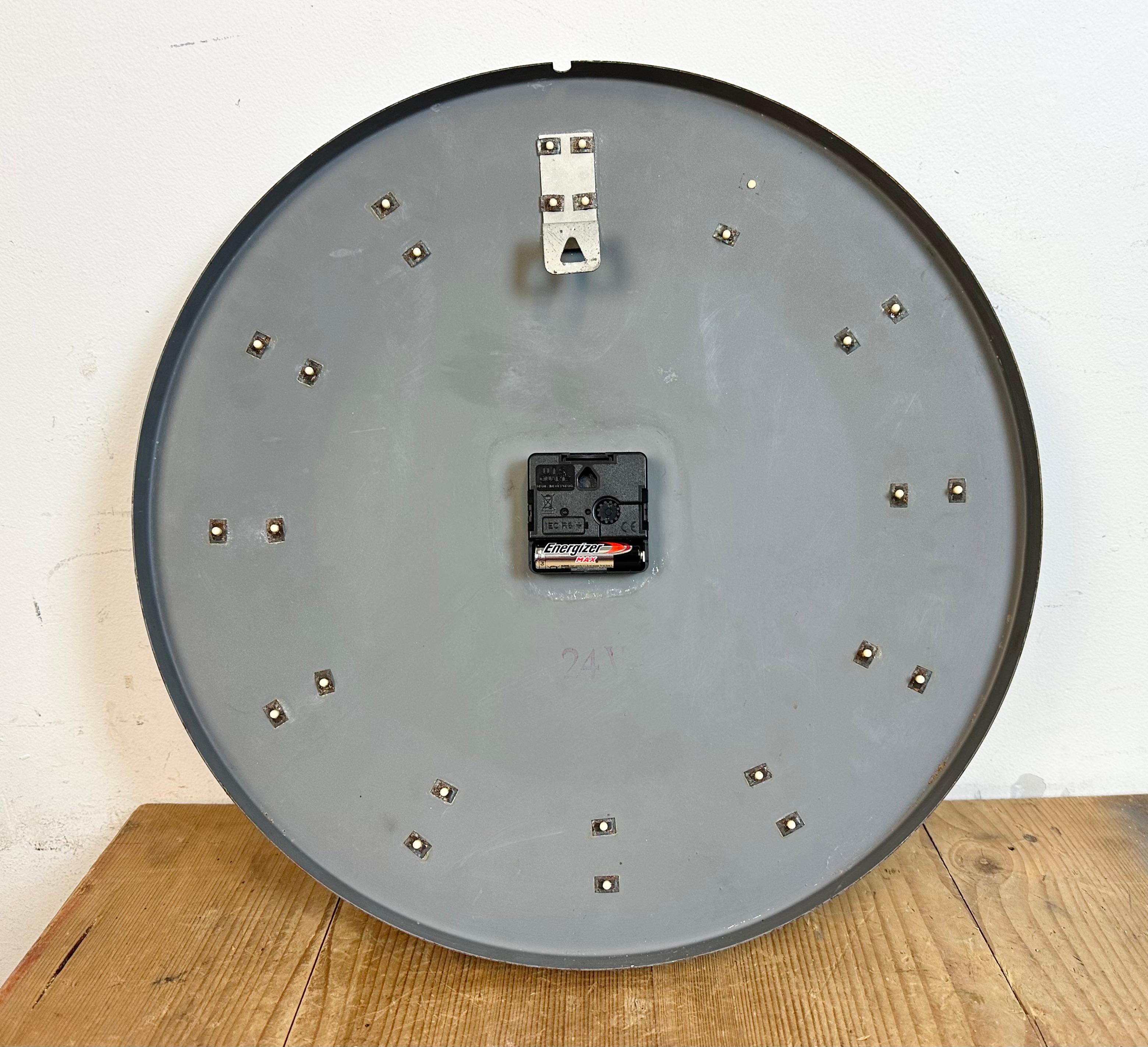 Reloj de pared de oficina industrial marrón de Pragotron, años 70 en venta 8