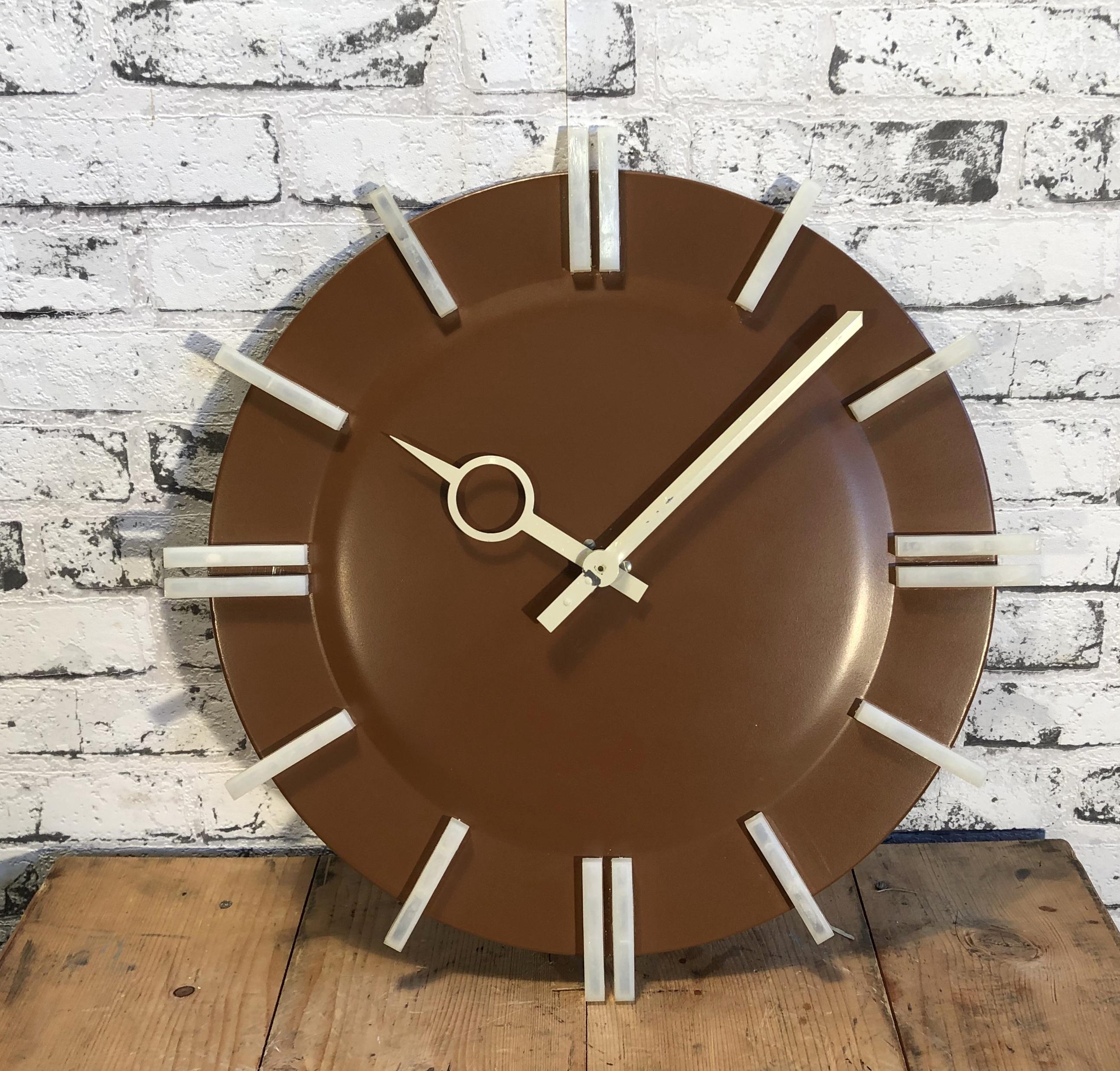 - Pragotron PPH 413 is a type of indoor secondary clock
- Was produced during the 1970s in former Czechoslovakia.
- Brown clock face with white plastic numerals is made from aluminum
- Diameter is 43 cm
- Has been converted into a