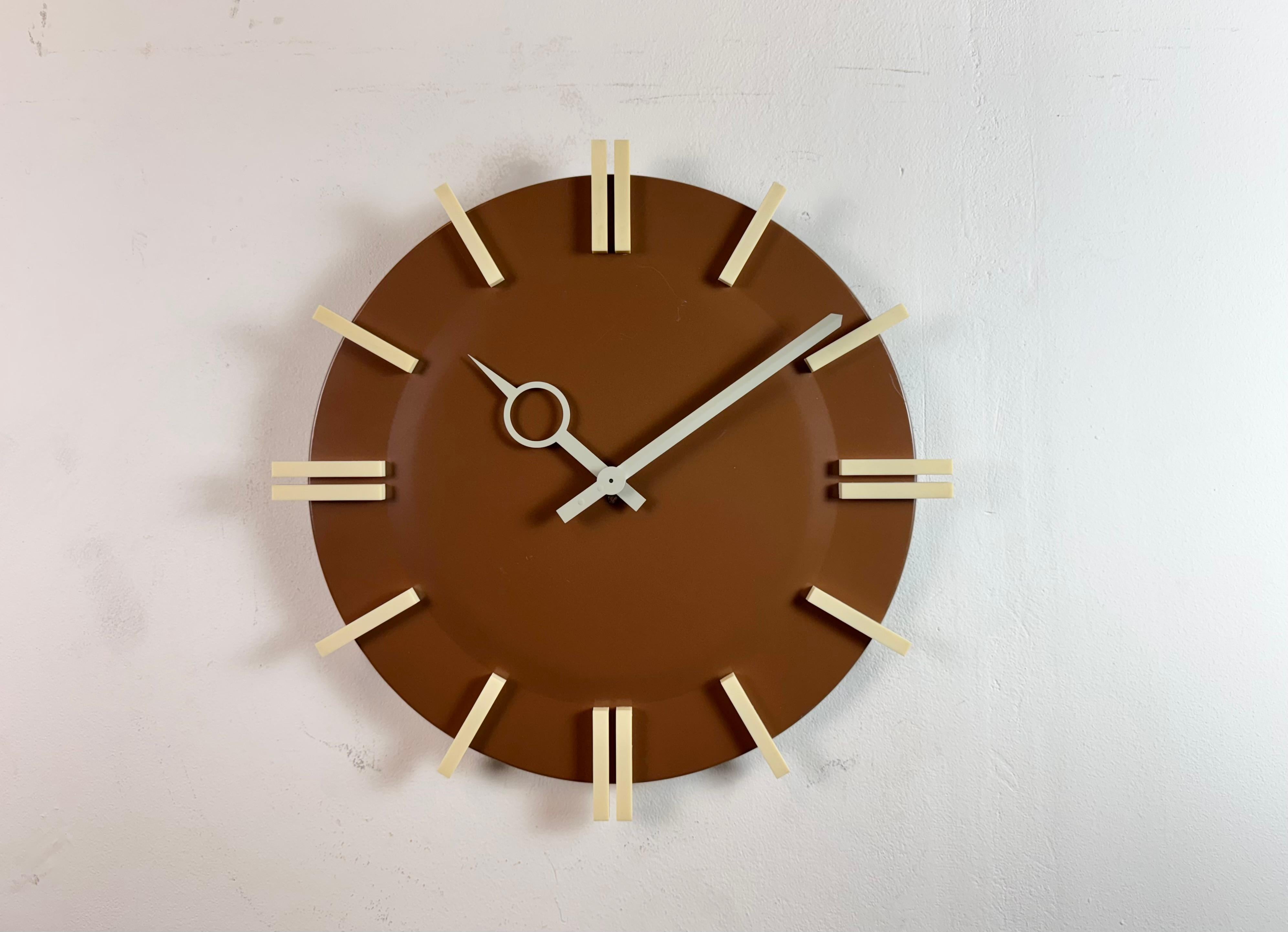 El Pragotron PPH 413 es un tipo de reloj secundario de interior. Se fabricó durante la década de 1970 en la antigua Checoslovaquia. La esfera del reloj con números de plástico blanco es de aluminio y tiene color marrón. El diámetro es de 43 cm. La