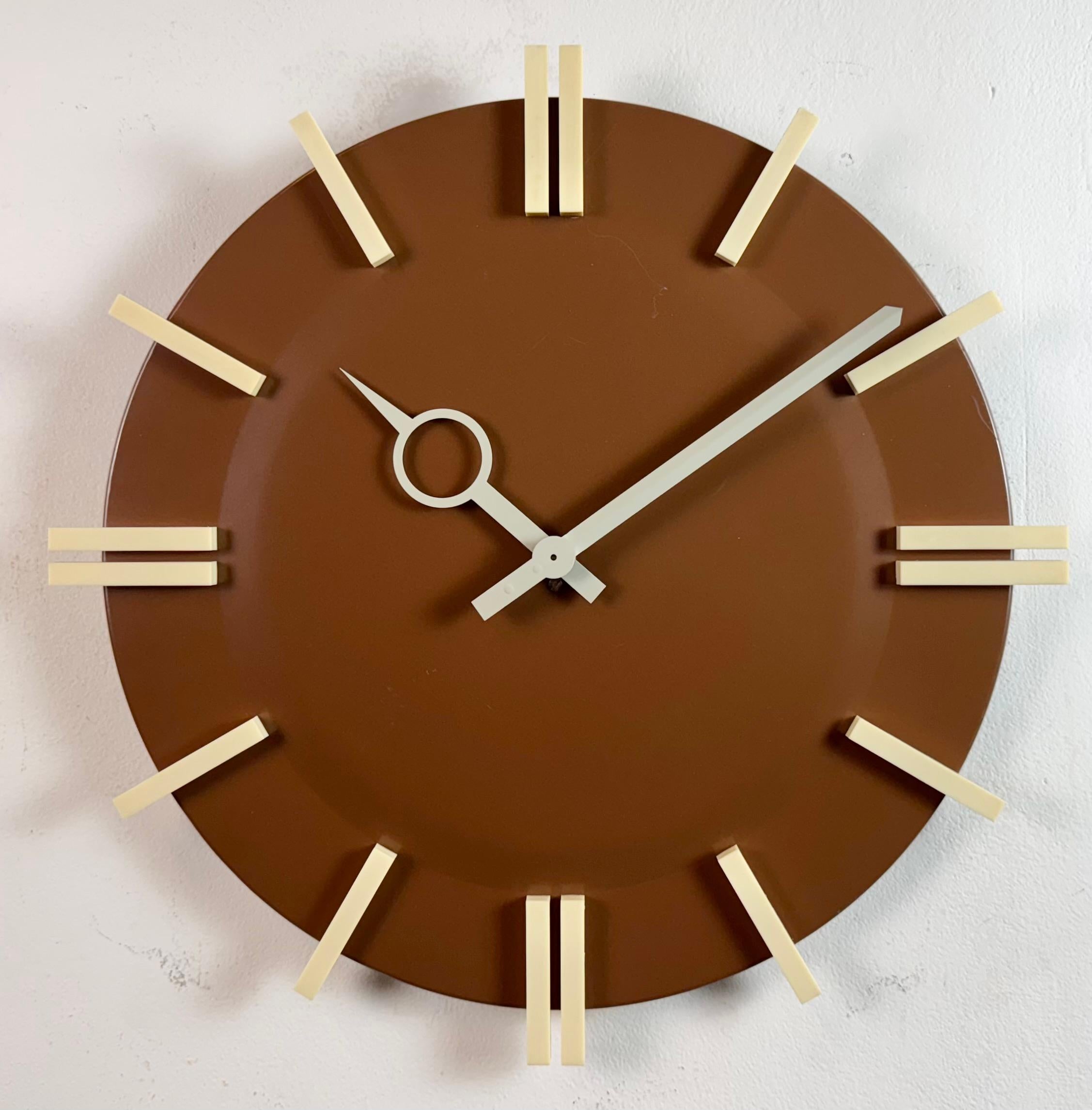 Reloj de pared de oficina industrial marrón de Pragotron, años 70 Industrial en venta